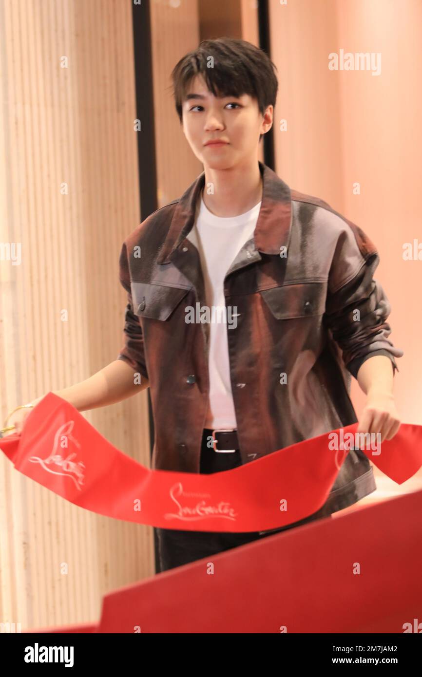 Le chanteur et acteur chinois Wang Junkai a assisté à l'activité chrétienne  Louboutin à Shanghai, en Chine, le 7 janvier 2023. (Photo de  ChinaImages/Sipa USA Photo Stock - Alamy