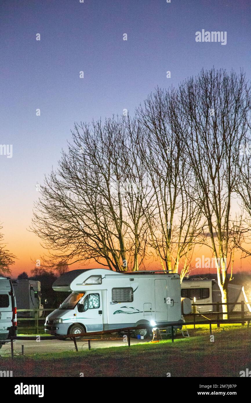 Campeur van motorhome au crépuscule le soir au coucher du soleil sur le site de Warwick racecourse Caravan and Motorhome club Banque D'Images