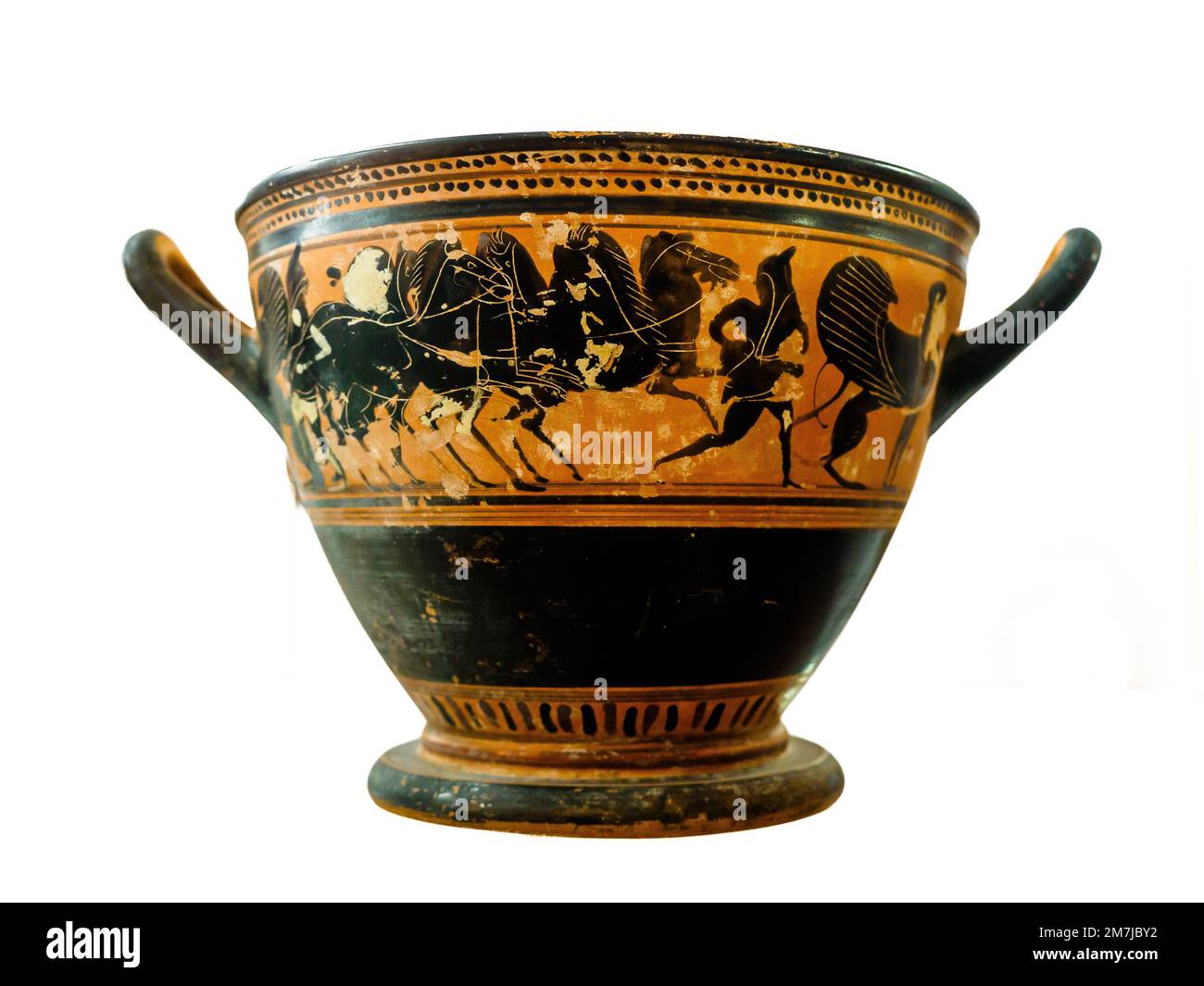 Schyphos pouvant être datable à environ 500 BC. Quadrigtère de trois quarts de vue sur les deux côtés. déplacement vers la droite. Sur les côtés, deux Amazones, vêtues de chitoniskos et d'alopeki, en arrière, fuyant; sur les côtés extrêmes, deux sphinx assis. Utilisation de peintures blanches, pourpres et graffiti. - Musée archéologique 'Pietro Griffo' d'Agrigento - Sicile, Italie Banque D'Images