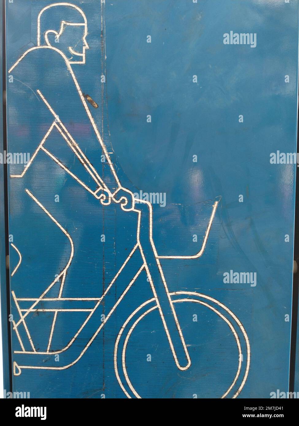 photo d'un symbole d'icône de signe sur une surface bleue. Image de l'icône du cycliste sur fond bleu Banque D'Images