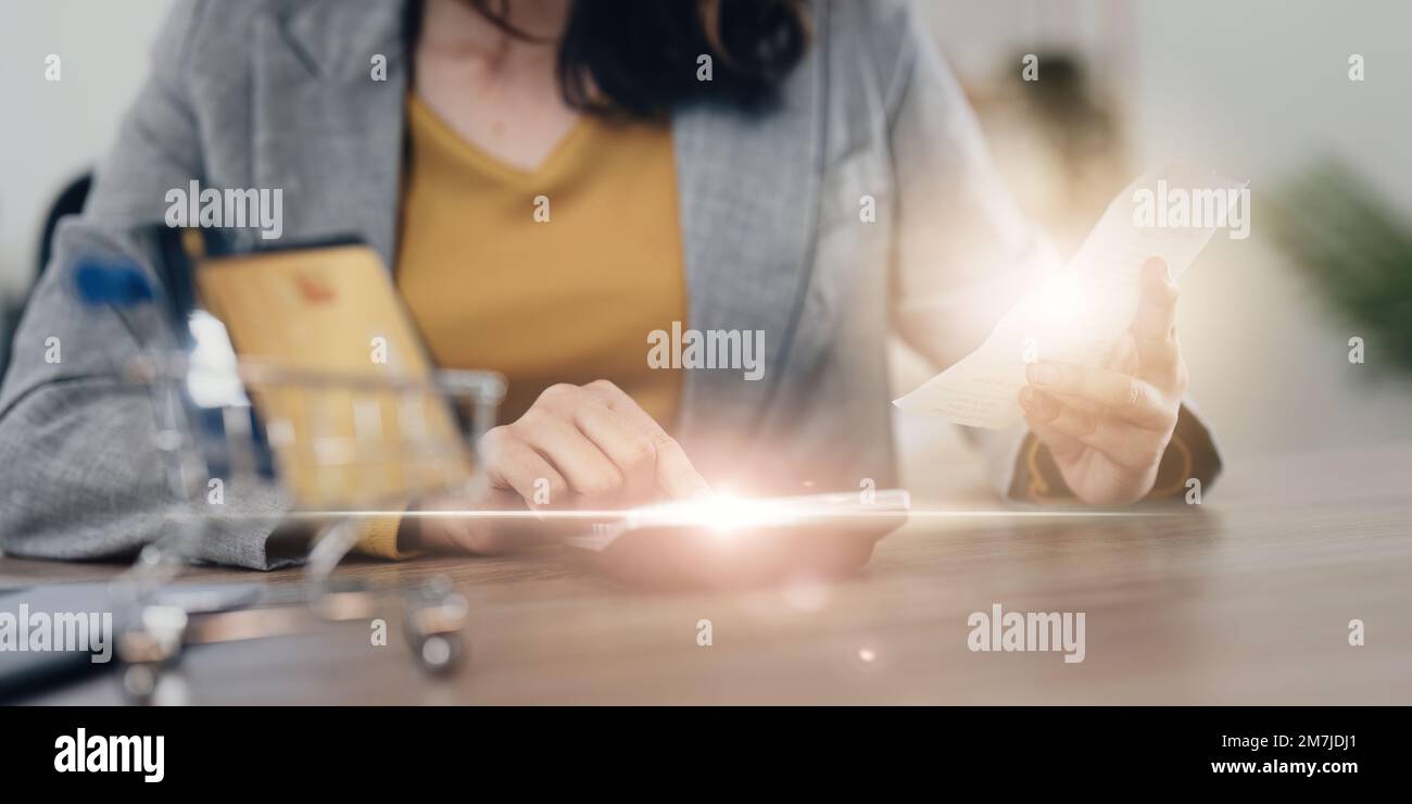 Jeune femme asiatique vérifiant les factures, le solde de compte bancaire, les impôts et le calcul des dépenses à la maison Banque D'Images