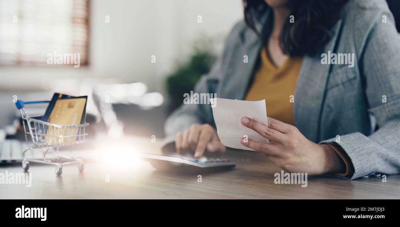 Jeune femme asiatique vérifiant les factures, le solde de compte bancaire, les impôts et le calcul des dépenses à la maison Banque D'Images