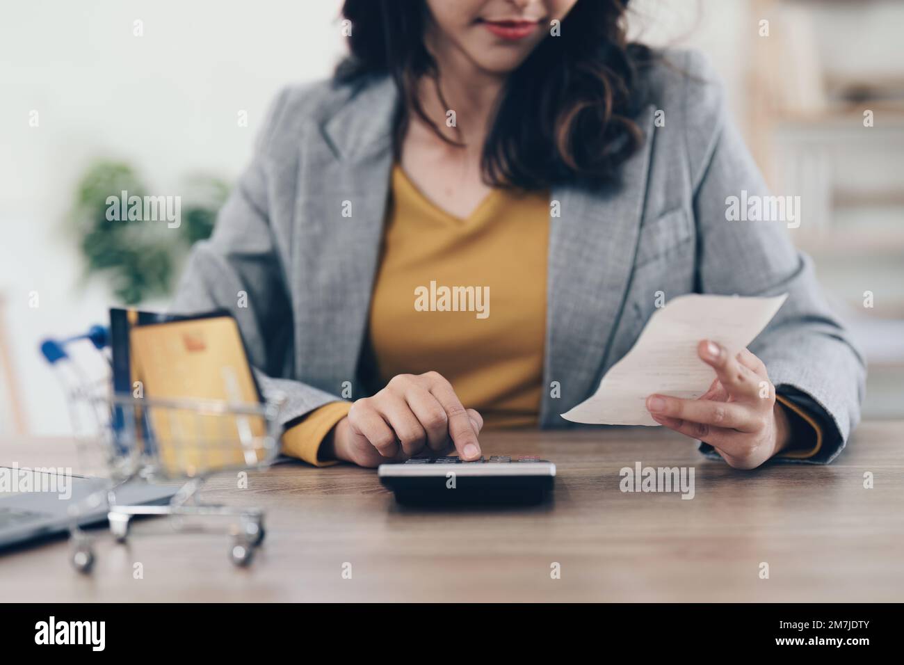 Jeune femme asiatique vérifiant les factures, le solde de compte bancaire, les impôts et le calcul des dépenses à la maison Banque D'Images