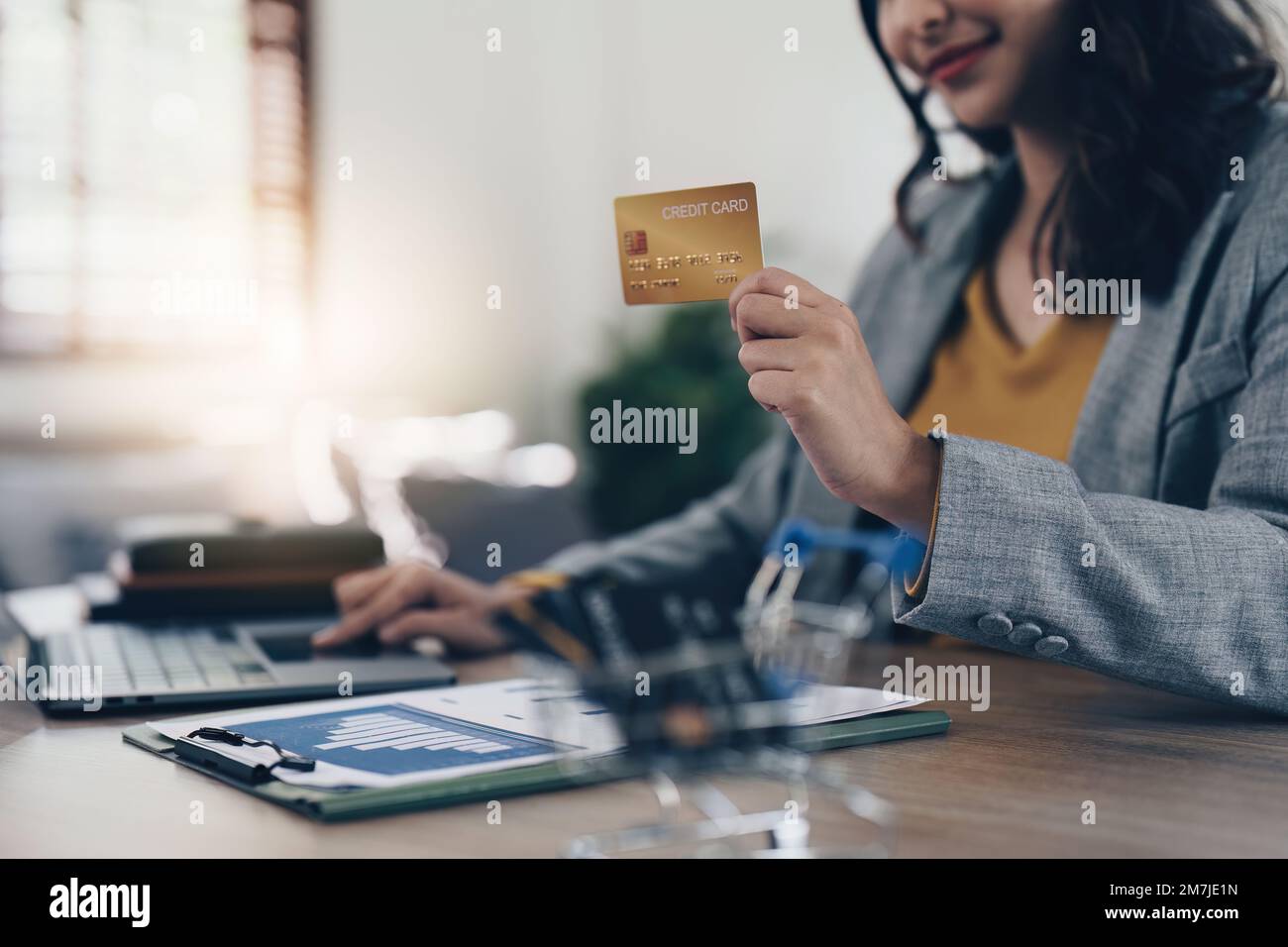 Jeune femme asiatique vérifiant les factures, le solde de compte bancaire, les impôts et le calcul des dépenses à la maison Banque D'Images