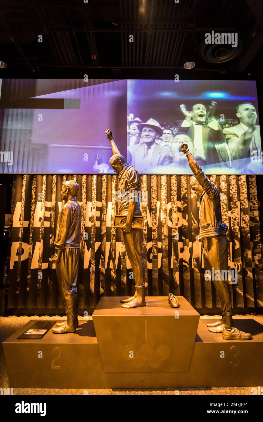 Sculptures commémorant les Jeux Olympiques de 1968 Black Power salue, Musée national d'histoire et de culture afro-américaines, Washington, D.C., États-Unis Banque D'Images