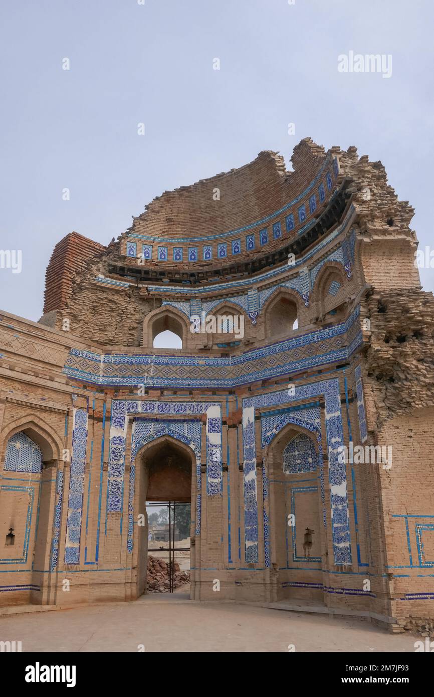 Vue verticale de l'intérieur avec carrelage bleu en céramique de la tombe et du sanctuaire baha'al-Halim médiévaux, UCH Sharif, Bahawalpur, Punjab, Pakistan Banque D'Images