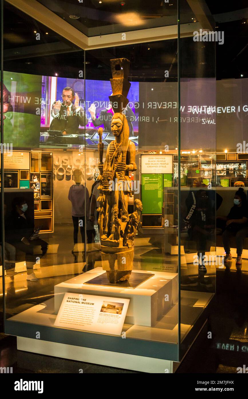 Sculpture africaine au milieu de l'une des galeries, Musée national d'histoire et de culture afro-américaines, Washington, D.C., États-Unis Banque D'Images