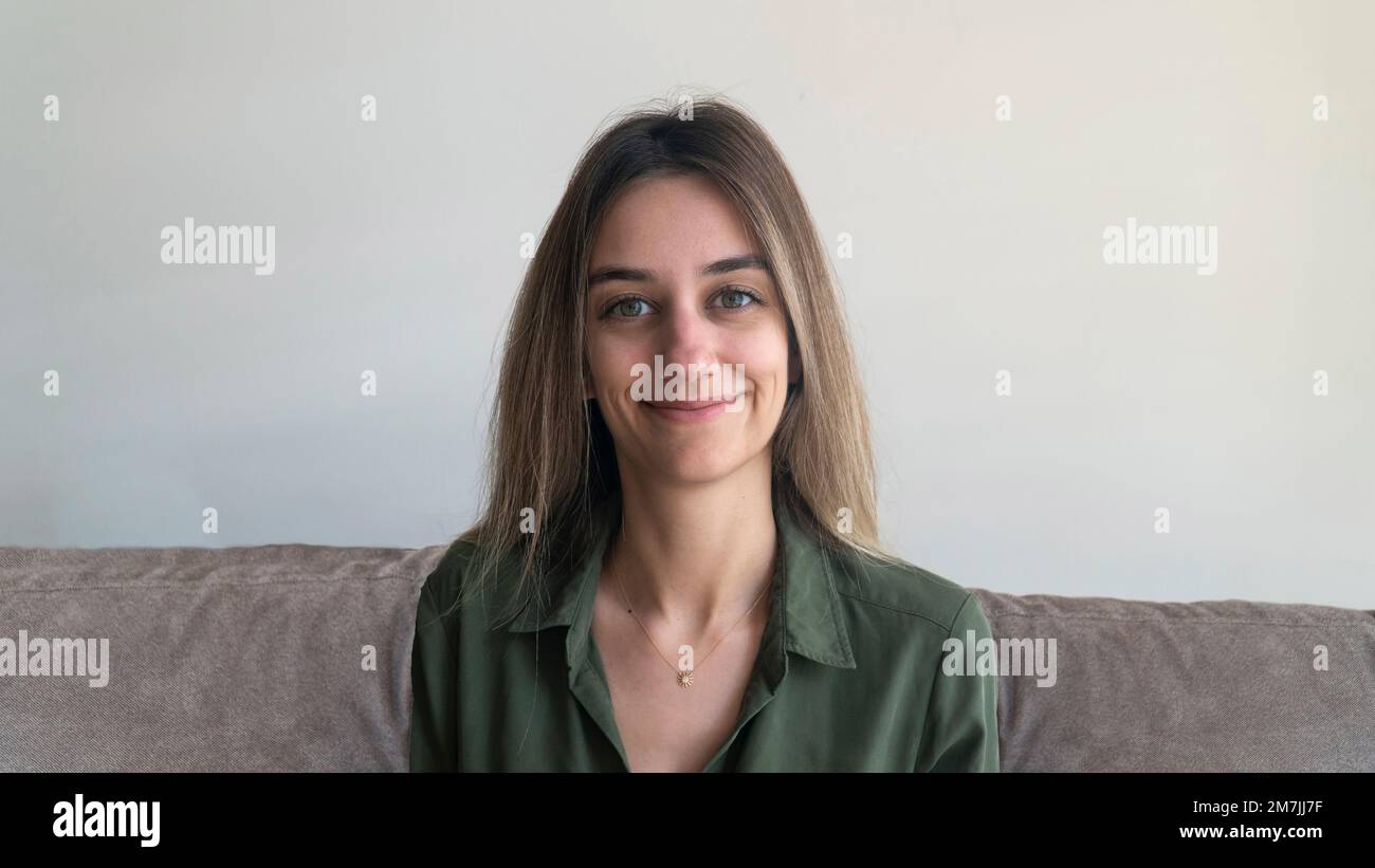 Belle jeune femme avec les yeux verts portrait. Journée internationale de la femme 8 mars. Femme confiante souriant et regardant l'appareil photo. Banque D'Images