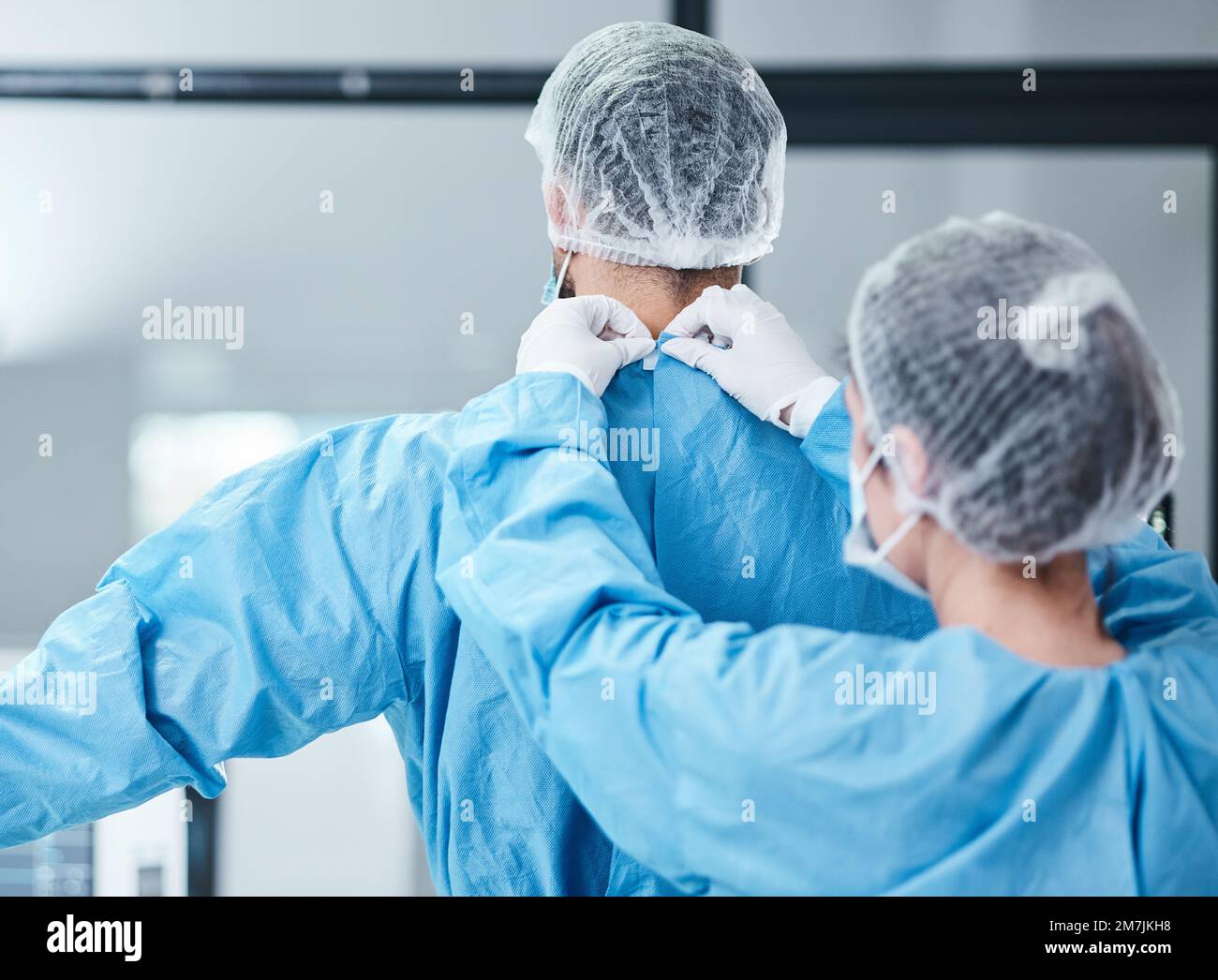 Vêtements de médecin, d'uniforme et de théâtre pour la chirurgie, l'opération et les soins médicaux. Infirmière aidant le chirurgien avec des produits de nettoyage de sécurité, epi d'hôpital et Banque D'Images