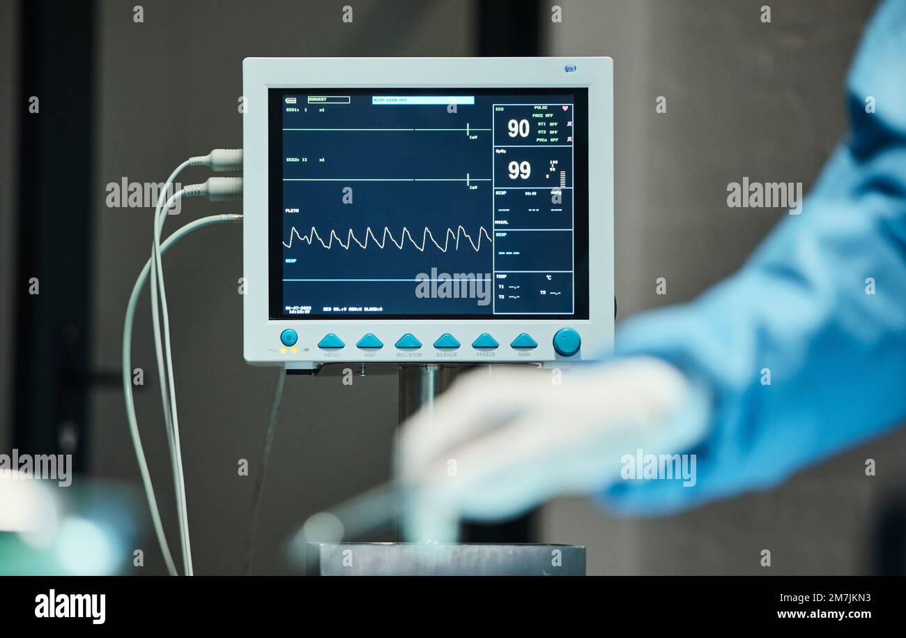 Moniteur d'électrocardiogramme, mains de médecin avec scalpel pour la chirurgie, les soins de santé ou le soutien médical. Zoom, écran ou main infirmière dans le théâtre pour la confiance Banque D'Images