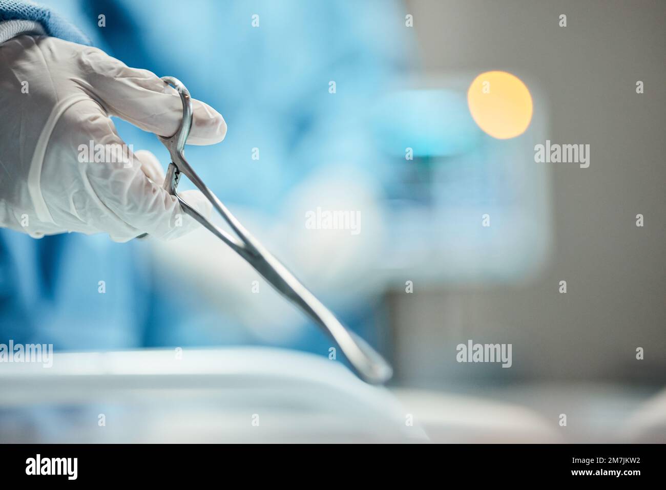 Mains, chirurgie ou porte-aiguille pour les points de suture, la fermeture chirurgicale de la plaie ou le contrôle du fil dans le cadre d'une opération d'assurance-vie. Zoom, gants de chirurgien ou médical Banque D'Images