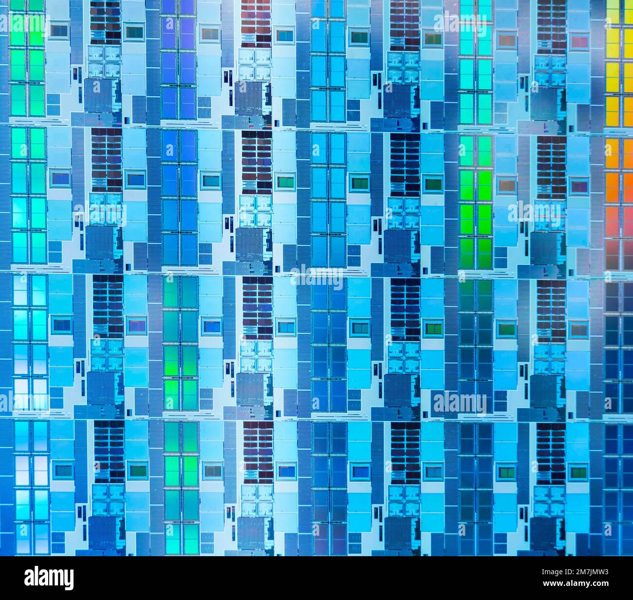 Galette monocristalline de silicium avec micropuces pour la fabrication de circuits électroniques intégrés. Banque D'Images