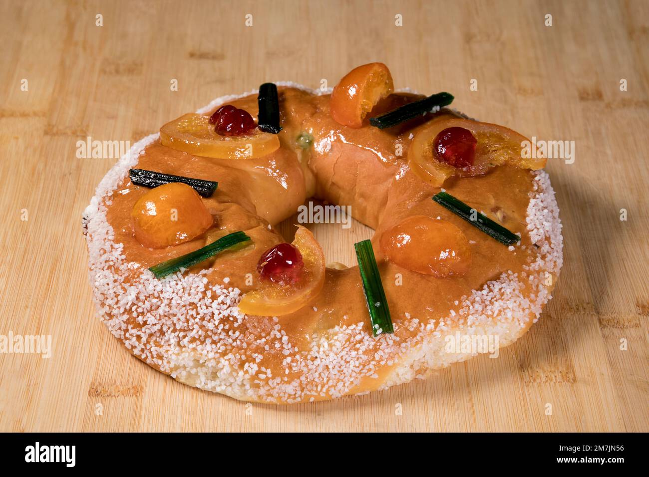 Isolé style sud-français Gâteau des Rois avec des confits de fruits, gâteau Epiphany Banque D'Images