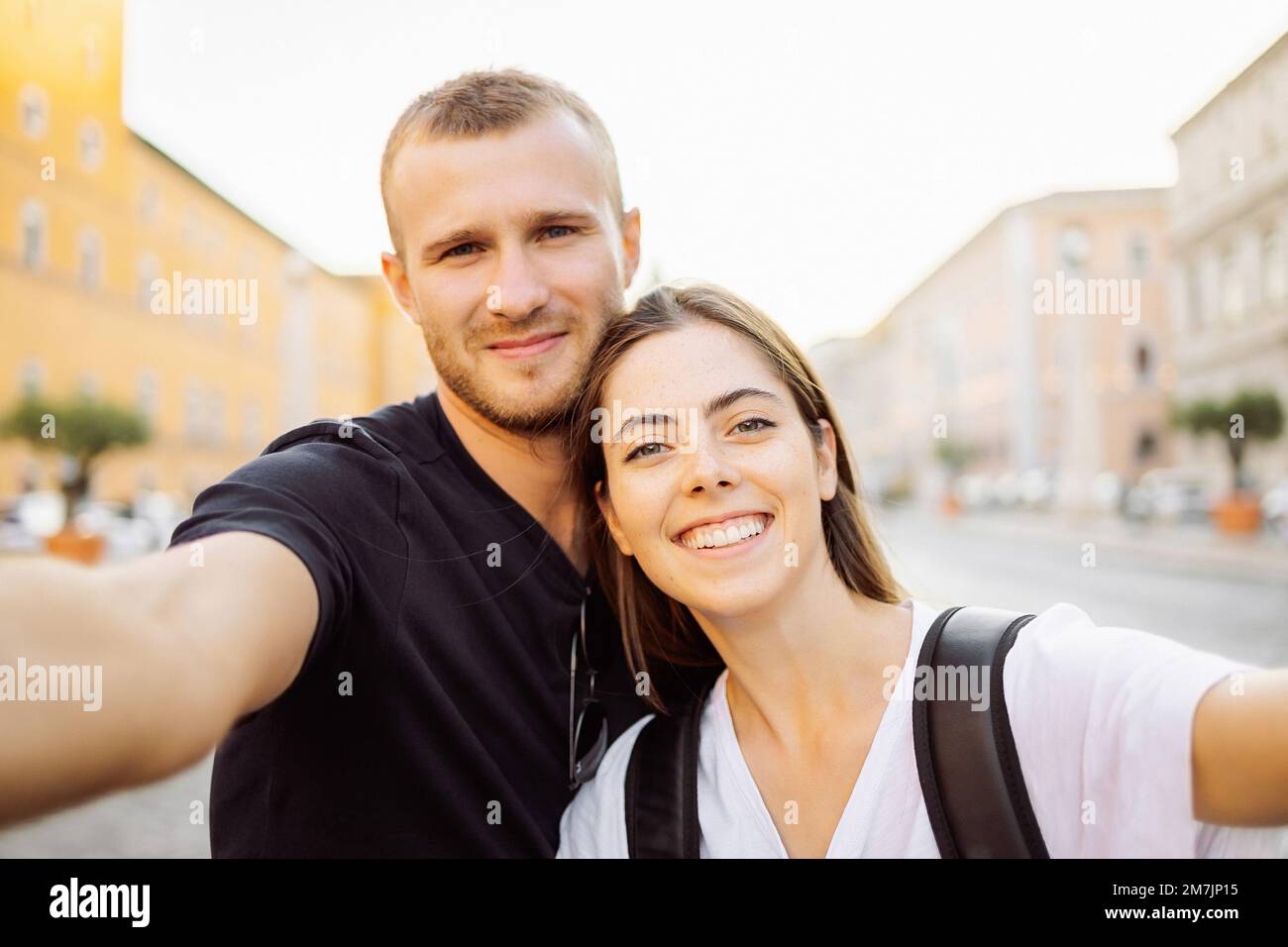 Joyeux jeune couple prenant le portrait de selfie avec smartphone mobile extérieur. Tourisme, amitié, jeunesse et activités de week-end concept Banque D'Images