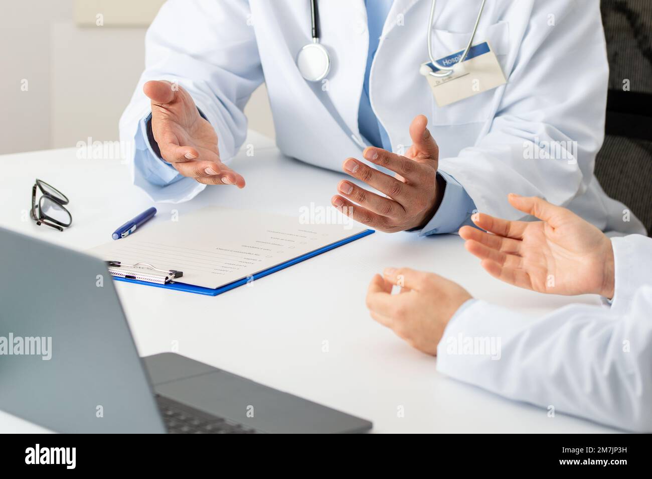 Photo d'une équipe de médecins ayant une réunion dans un hôpital Banque D'Images