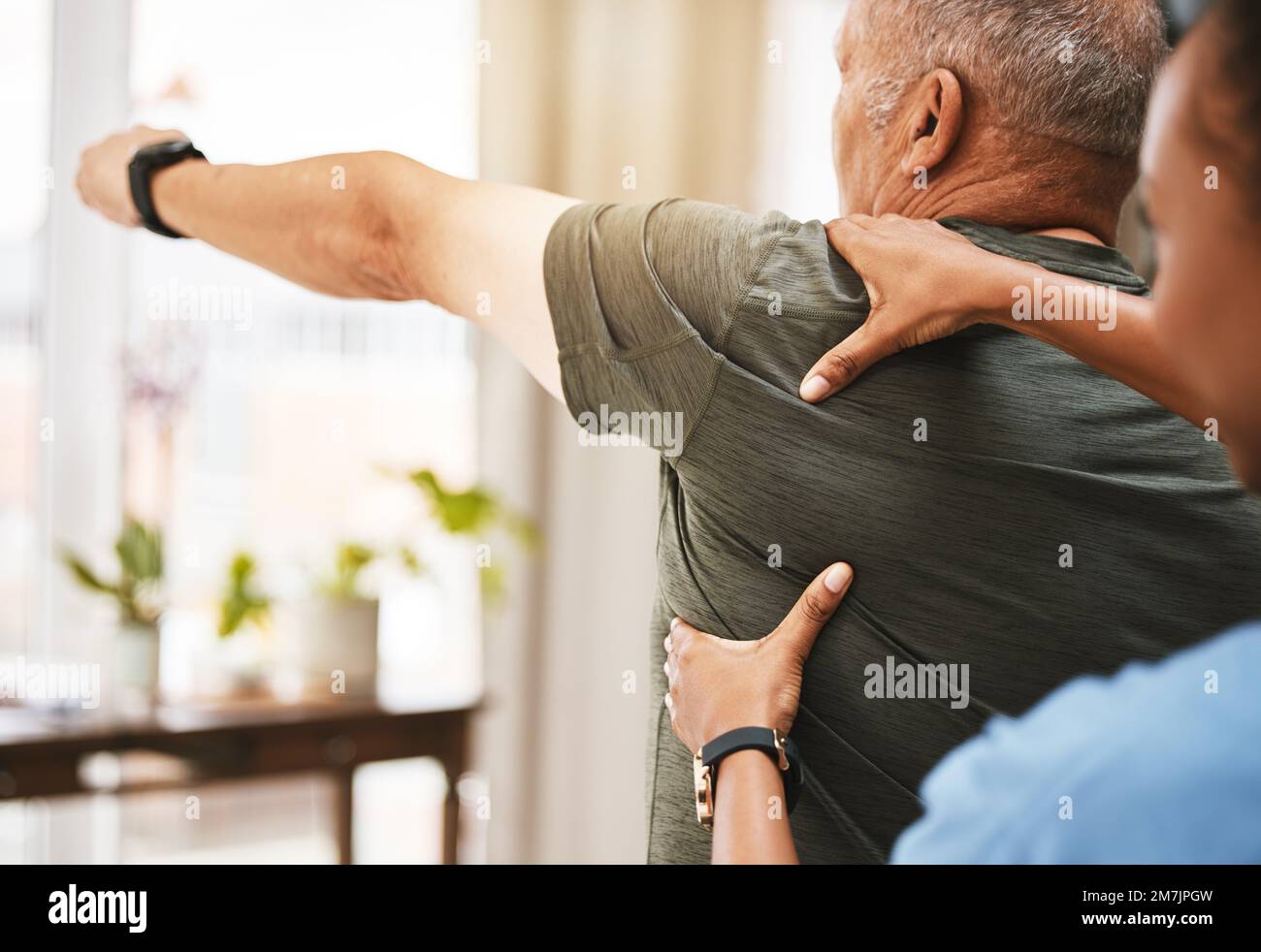 Douleur d'épaule, femme physiothérapeute et homme âgé en physiothérapie, muscle ou arthrite soutien d'exercice en consultation examen. Physiothérapie Banque D'Images