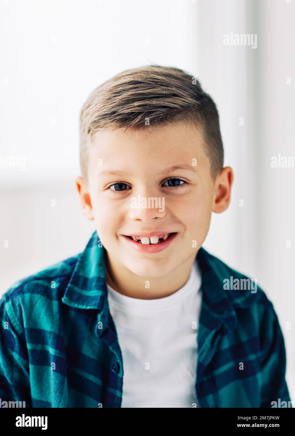 garçon portrait tête enfant enfance mignon visage mâle adolescent dents heureux gai gamin jeune petit Banque D'Images