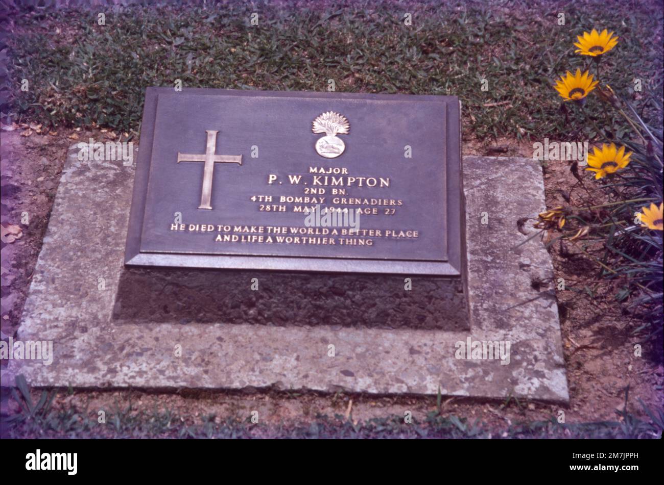 Le cimetière de guerre de Kohima est un monument dédié aux soldats de la division britannique des forces alliées de 2nd qui sont morts à Kohima pendant la Seconde Guerre mondiale. LE CIMETIÈRE DE GUERRE DE KOHIMA se trouve sur le terrain de bataille de Garrison Hill. Il ne reste aucune trace du bungalow, qui a été détruit dans les combats, mais des lignes de béton blanc marquent et préservent en permanence le court de tennis historique. Le cimetière contient maintenant 1 420 sépultures du Commonwealth de la Seconde Guerre mondiale et 1 sépultures hors guerre. Banque D'Images