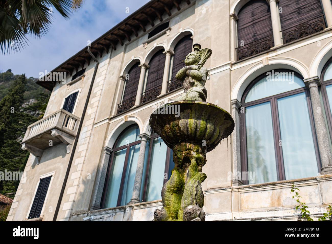 Gros plan d'une fontaine de sculpture humaine dans le jardin de Villa Monastero, Lac de Côme, Italie Banque D'Images