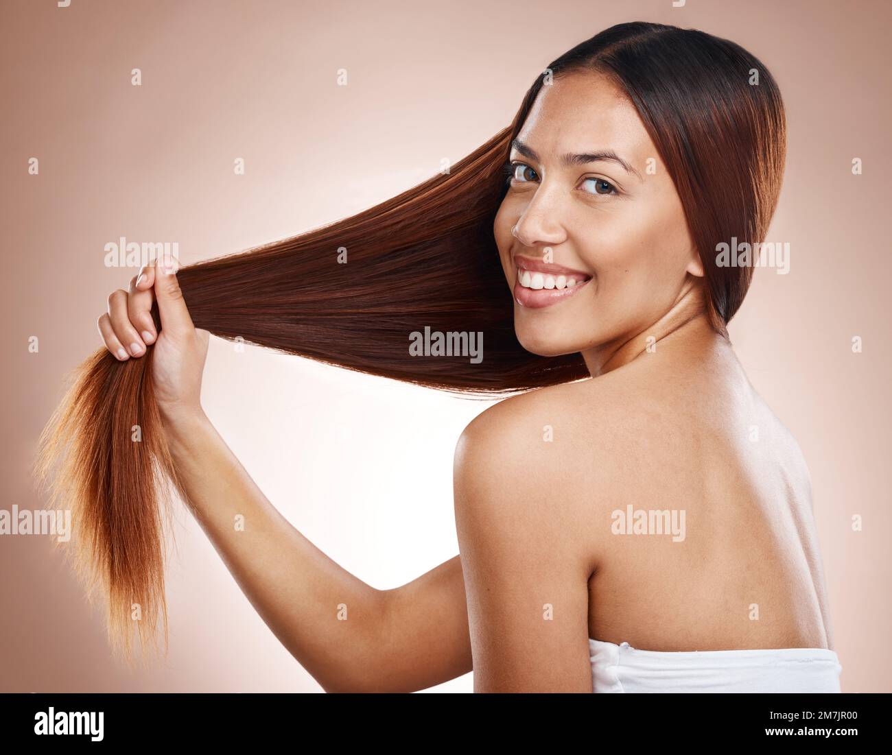 Soins capillaires, salon de beauté et portrait de femme avec shampooing de croissance et de brillance pour une texture forte sur fond de studio. Portrait du modèle esthétique féminin Banque D'Images