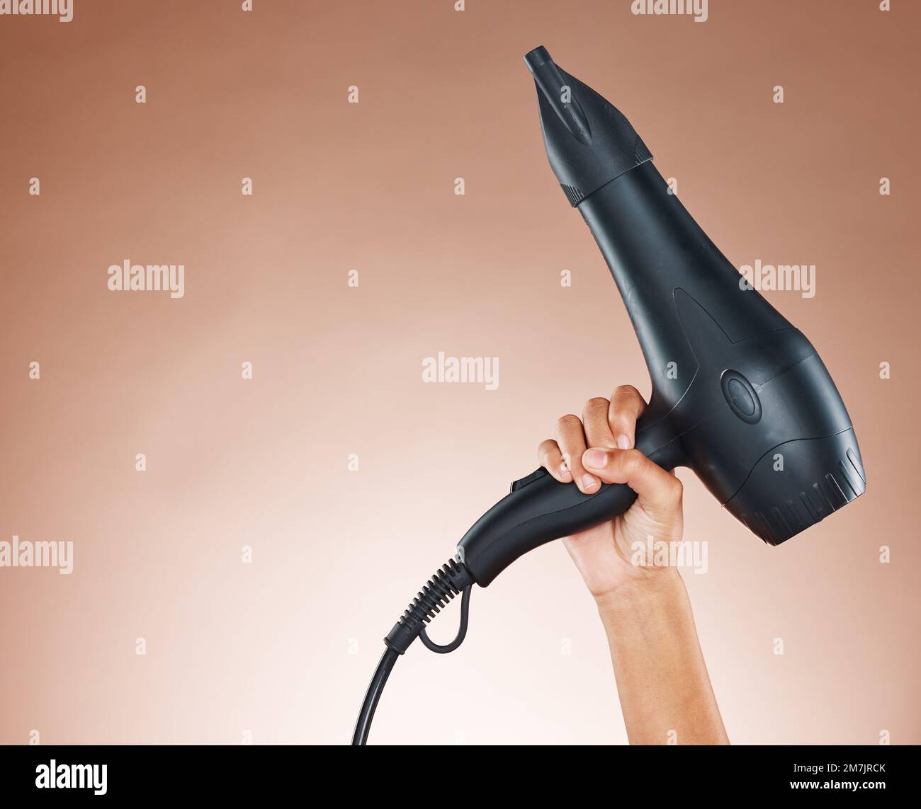 Main, sèche-cheveux et salon maquette d'appareil, d'outil ou d'équipement pour le soin des cheveux sur un fond de studio. Mains tenant le sèche-cheveux électrique pendant Banque D'Images