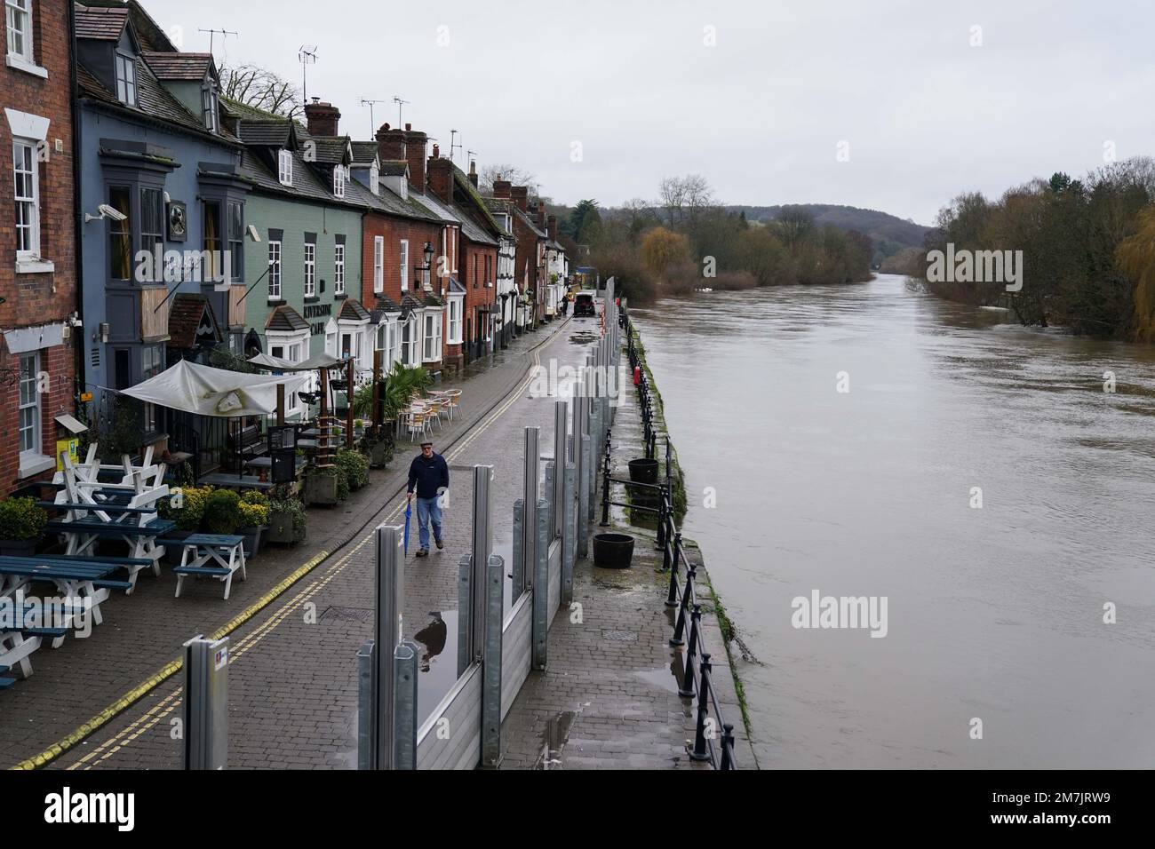 Des défenses contre les crues sont installées à Bewdley, dans le Worcestershire, après que des pluies persistantes aient donné lieu à des avertissements d'inondation le long de la rivière Severn. Le Bureau du met a émis des avertissements pour de fortes pluies et des inondations, qui tombent le plus lourd dans les zones occidentales, mais qui causent des conditions humides et venteuses dans tout le pays. Date de la photo: Mardi 10 janvier 2023. Banque D'Images