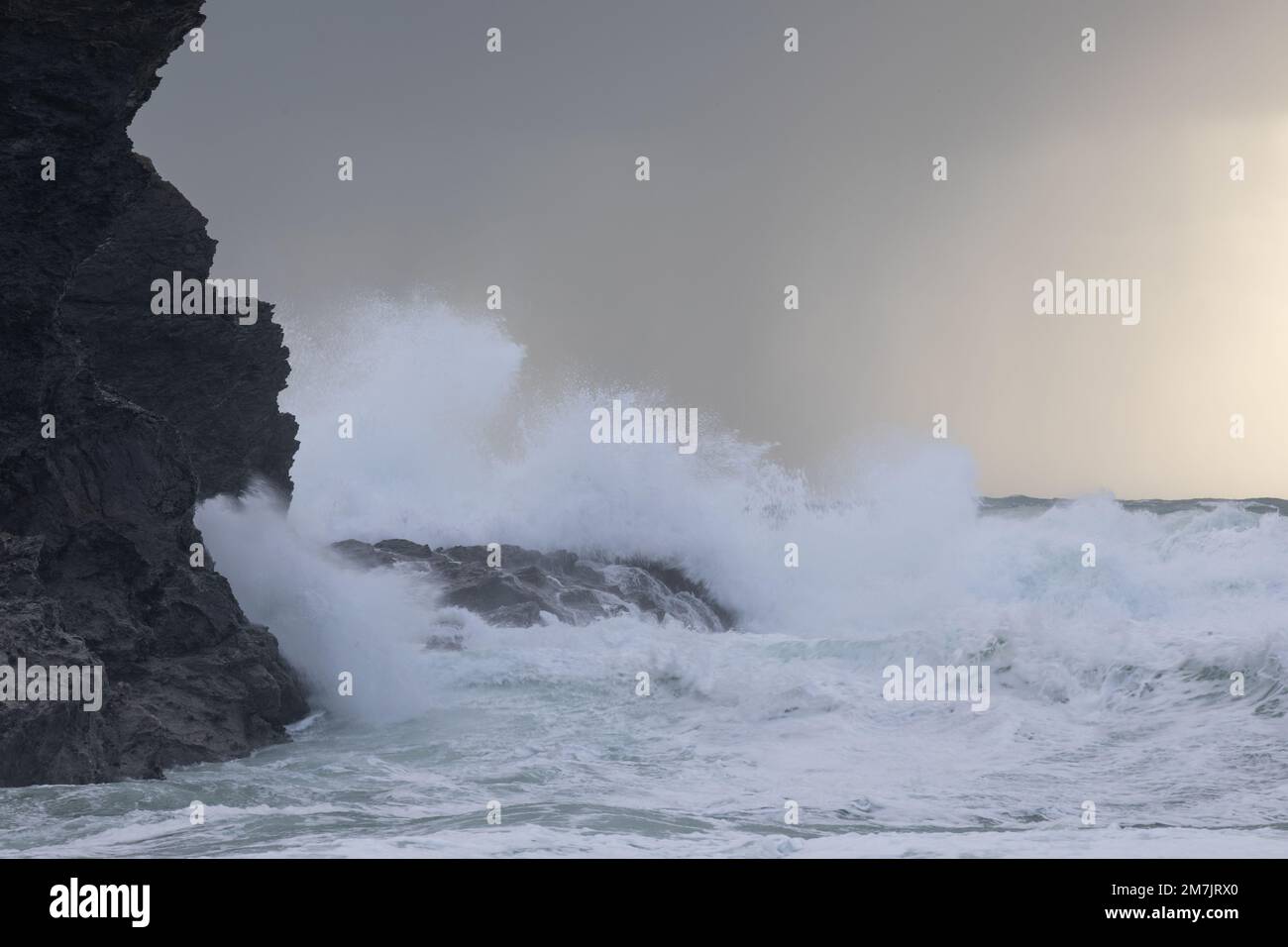 Mer agitée avec des vagues qui s'écrasant sur les roches cornish, Dollar Cove, le Lizard, Cornwall Banque D'Images