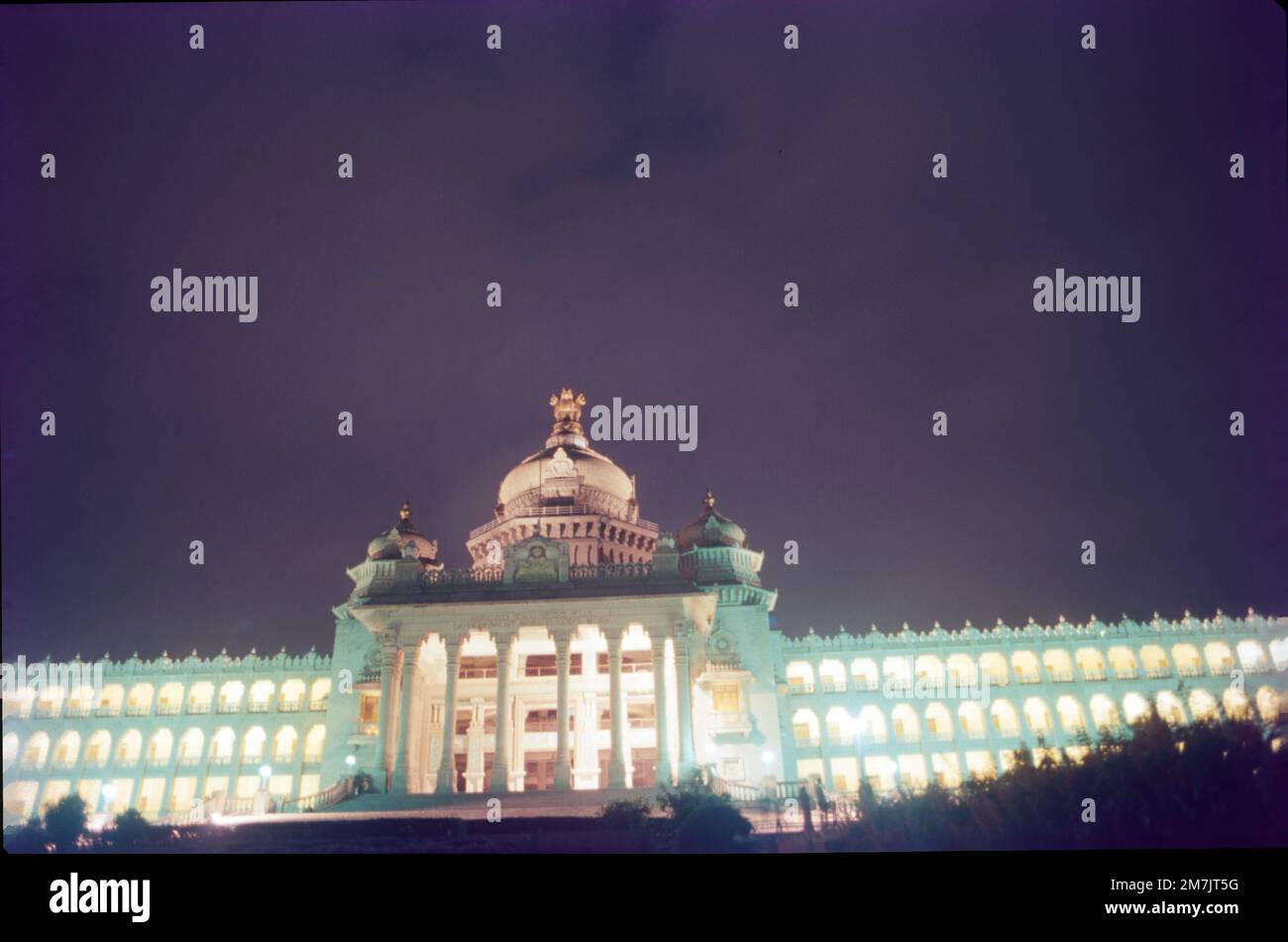 Vidhana Soudha, à Bangalore, en Inde, est le siège de la législature de Karnataka. Il est construit dans un style décrit comme néo-Dravidian, et incorpore des éléments de différents styles Dravidian. La construction a commencé en 1952 et s'est terminée en 1956. Le Vidhana Soudha abrite la législature de l'État du Karnataka et est le plus grand bâtiment législatif de l'Inde. Banque D'Images