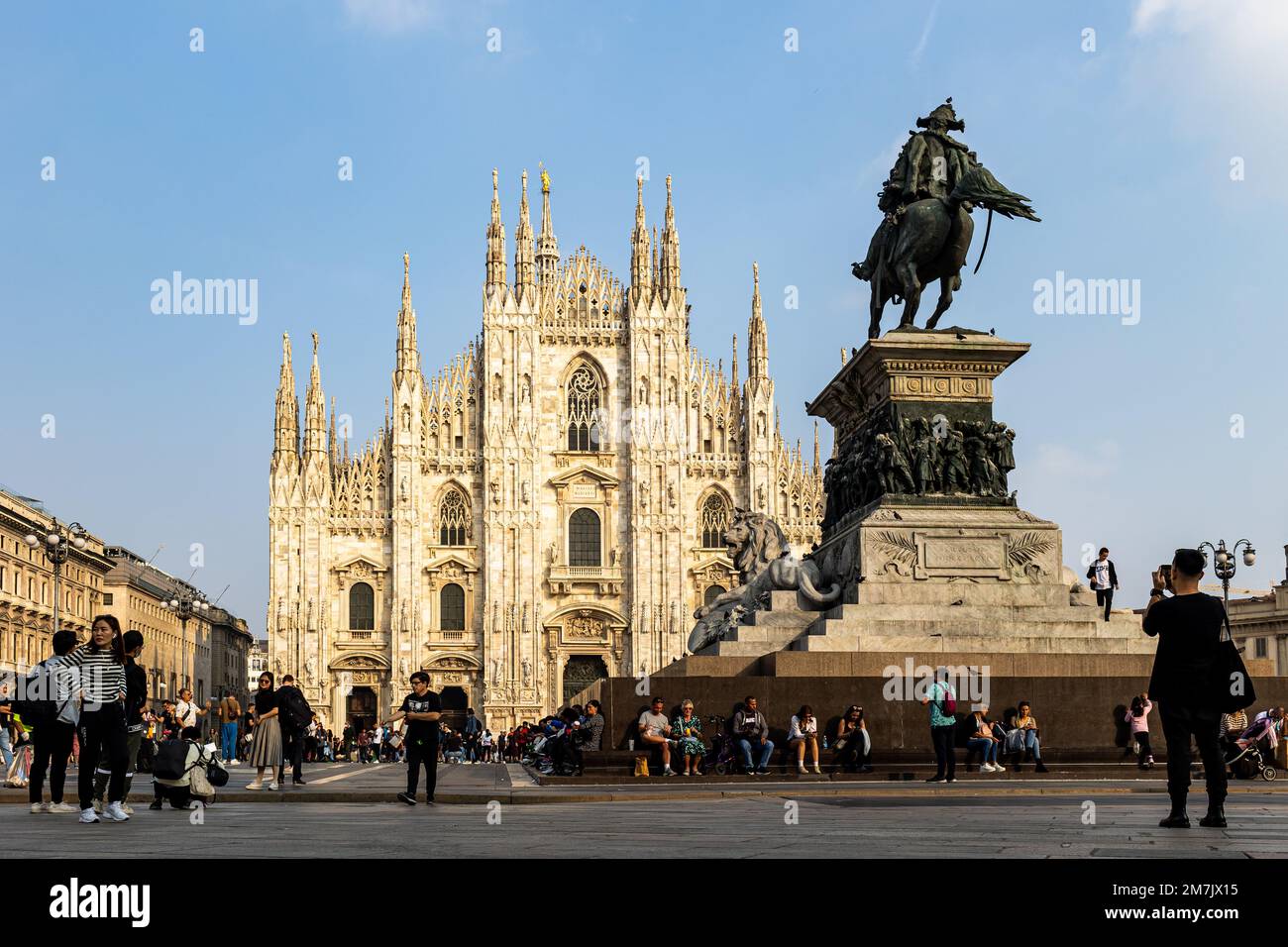 Cathédrale de Milan, Duomo di Milano, cathédrale de style gothique, coeur de Milan, Italie, architecture impressionnante, détails complexes, monument emblématique, ciel bleu Banque D'Images