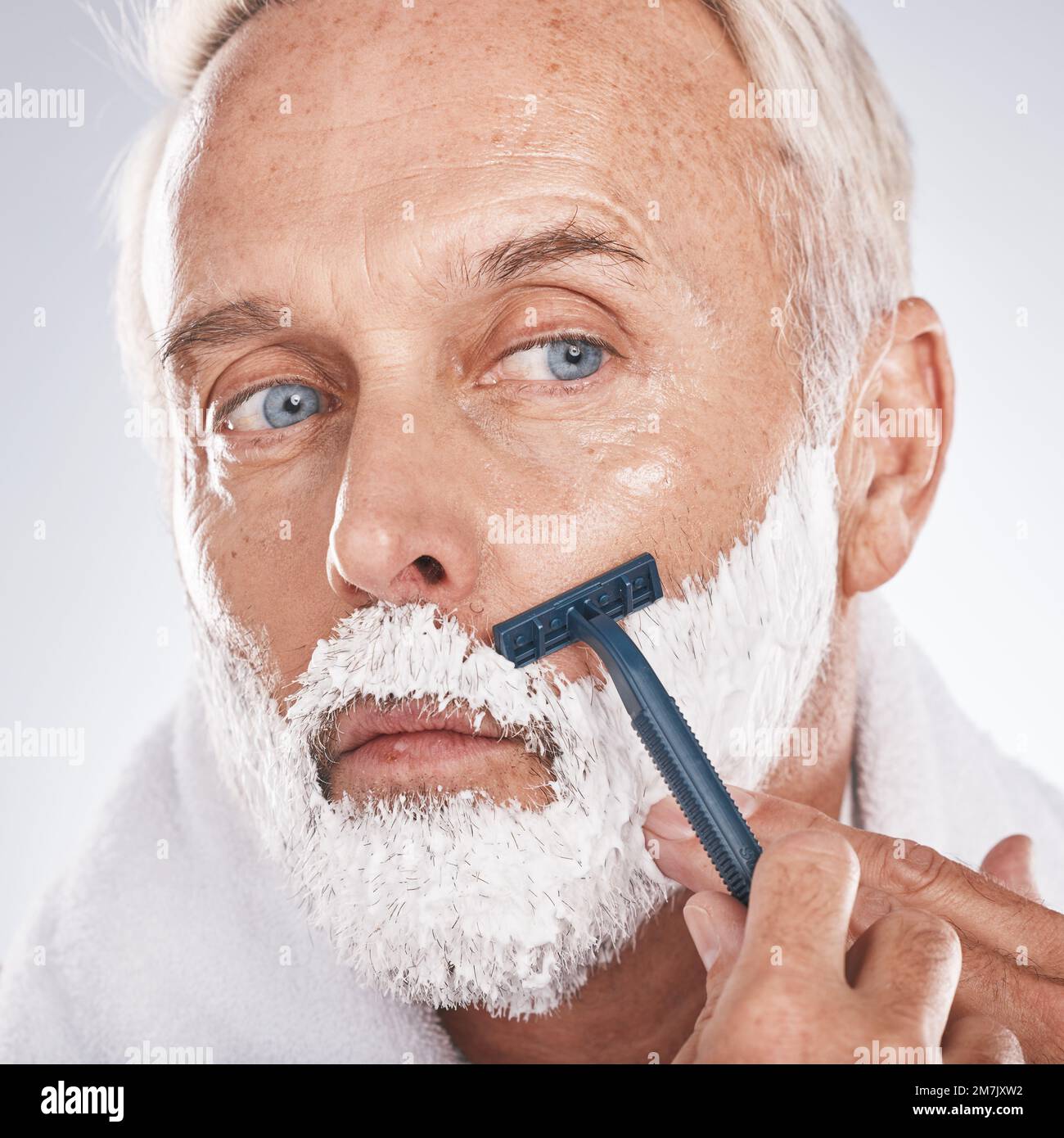 Homme visage, mousse à raser ou toilettage en auto-soin entretien ou esthétique de beauté sur fond de studio. Zoom, modèle mûr ou crème d'épilation vers l'intérieur Banque D'Images