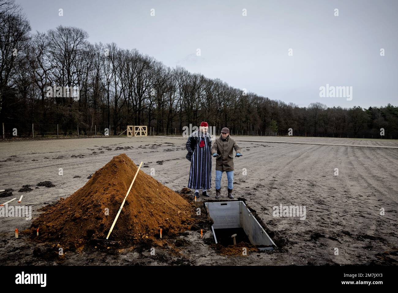 ARNHEM - l'Imam Abdelaziz Elouahabi est présent au creusage de la première tombe par des employés du Maqbara Rawdah Al Muslimin, le plus grand cimetière naturel islamique des pays-Bas avec plus de 16 000 lieux de sépulture. Le cimetière devrait fournir une solution au nombre croissant de musulmans qui veulent être enterrés conformément aux règlements islamiques, mais qui ne veulent pas être rapatriés dans le pays d'origine de la famille. ANP ROBIN VAN LONKHUIJSEN pays-bas sortie - belgique sortie Banque D'Images