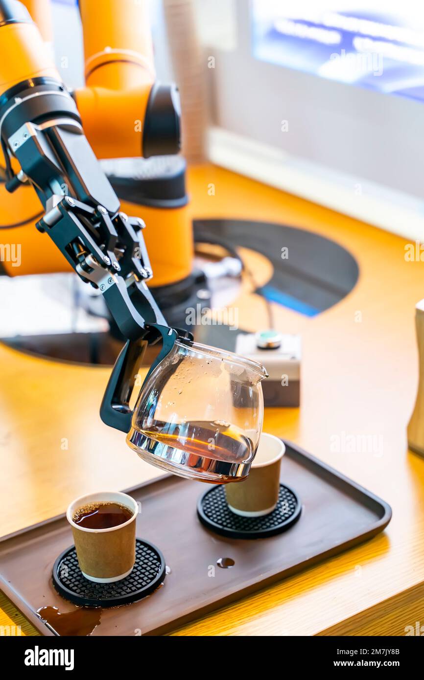 bras automatique pour préparer le café dans la machine à café Photo Stock -  Alamy