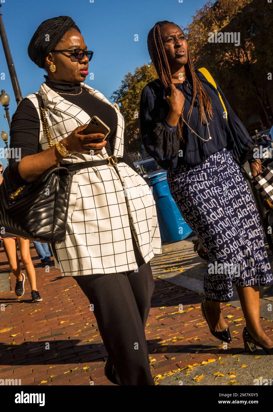 Deux femmes marchent sur la tendance Wisconsin Avenue avec des boutiques et des restaurants à la mode à Georgetown, un quartier historique, et des commerces Banque D'Images