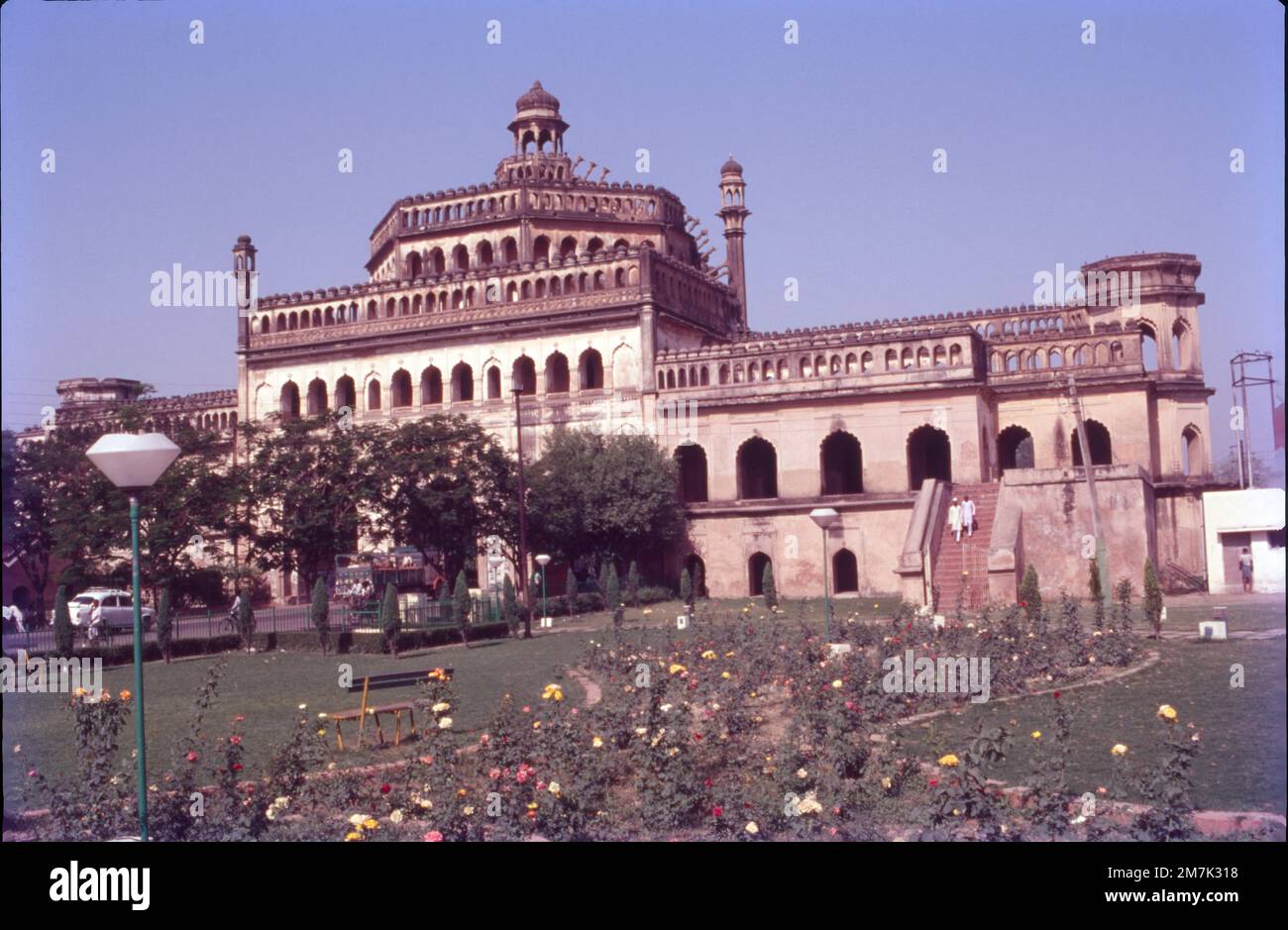 Le Rumi Darwaza, à Lucknow, dans l'Uttar Pradesh, en Inde, est une passerelle imposante qui a été construite par Nawab Asaf-UD-Daula en 1784. C'est un exemple de l'architecture d'Awadhi. Le Rumi Darwaza, qui mesure soixante pieds, a été modelé sur la porte sublime d'Istanbul. Banque D'Images