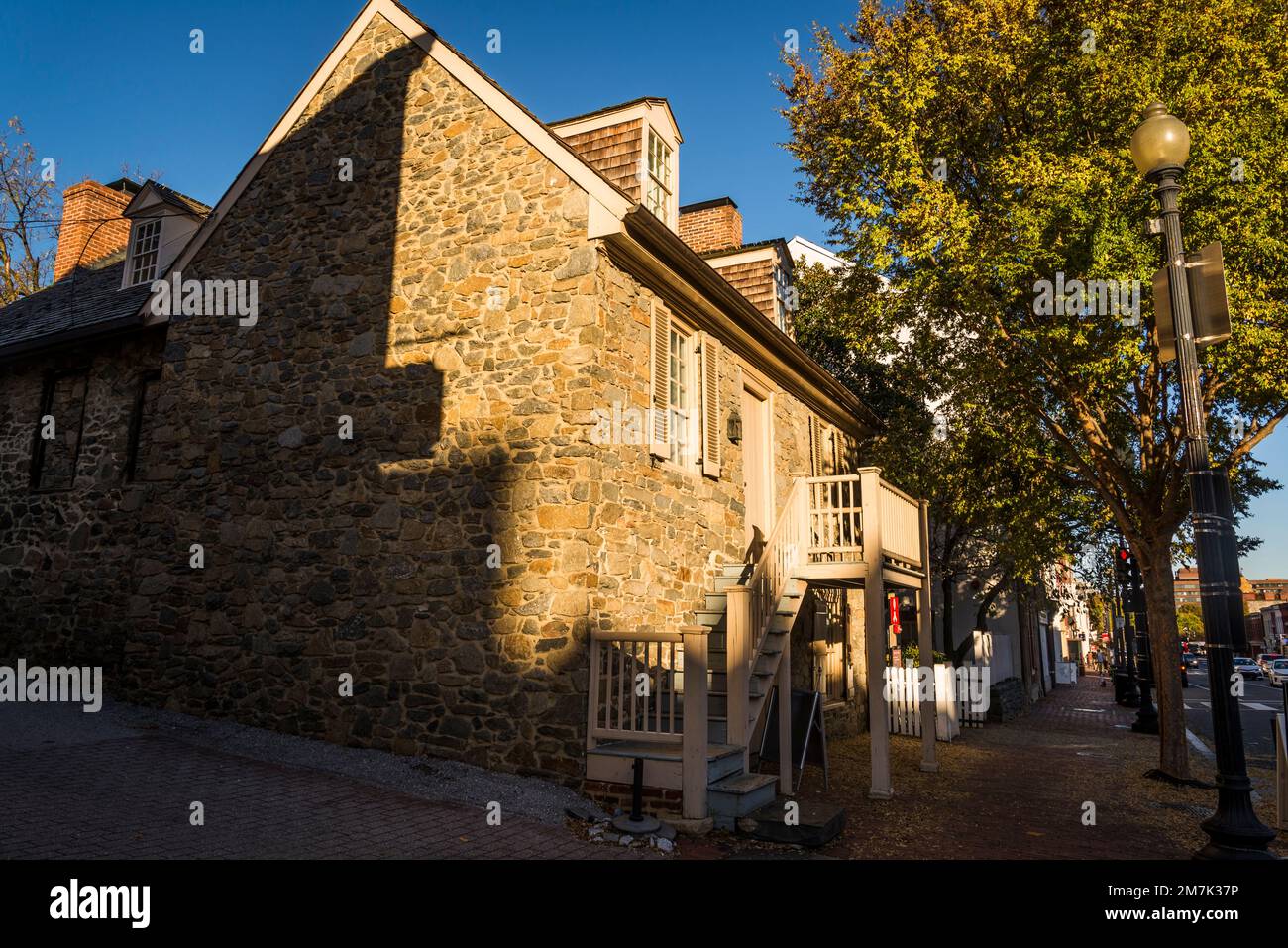 La vieille maison en pierre est la plus ancienne structure de bâtiment inchangée dans le quartier historique de Georgetown, Washington DC, Etats-Unis Banque D'Images