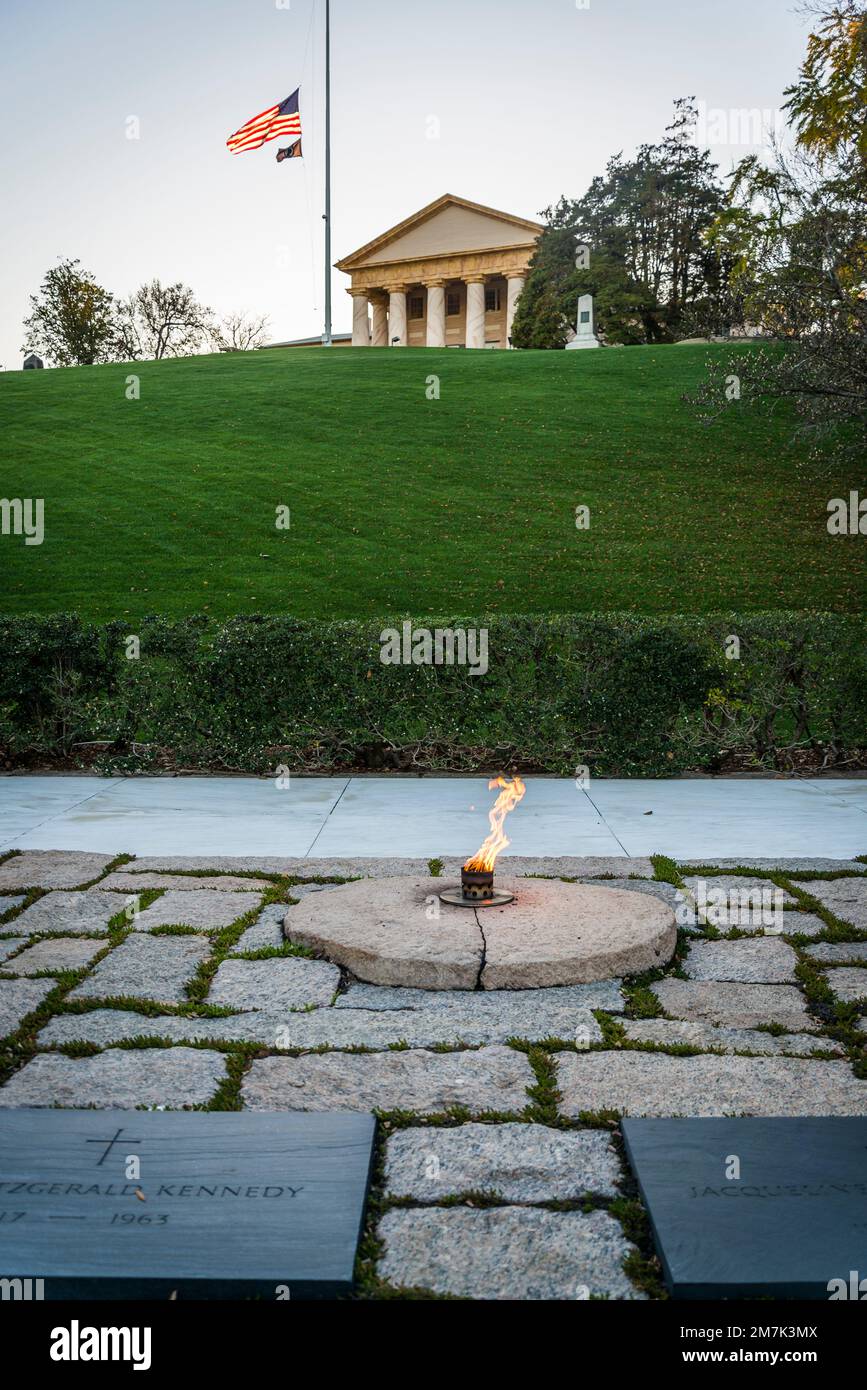 La flamme éternelle John F. Kennedy est un mémorial présidentiel à la tombe du président des États-Unis assassiné John F. Kennedy, Arlington Natio Banque D'Images