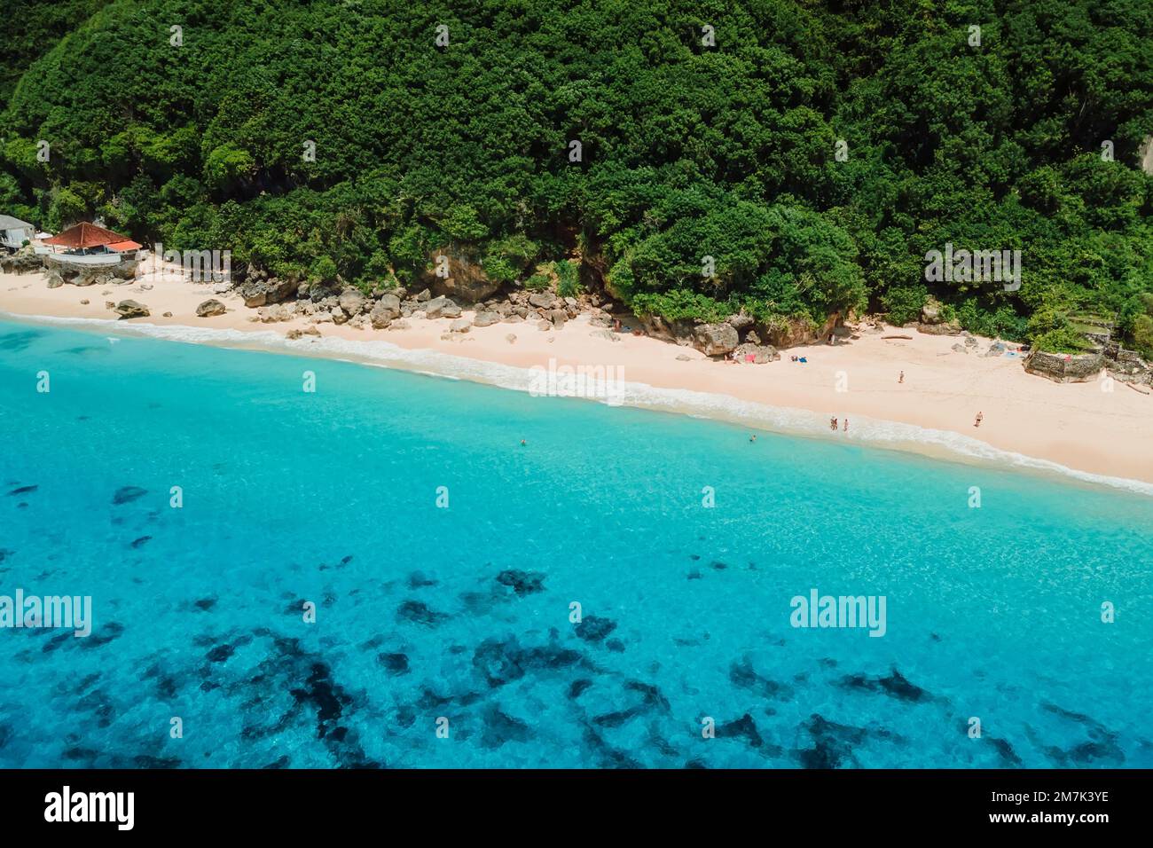 Plage tropicale paradisiaque avec océan bleu transparent à Bali. Vue aérienne Banque D'Images