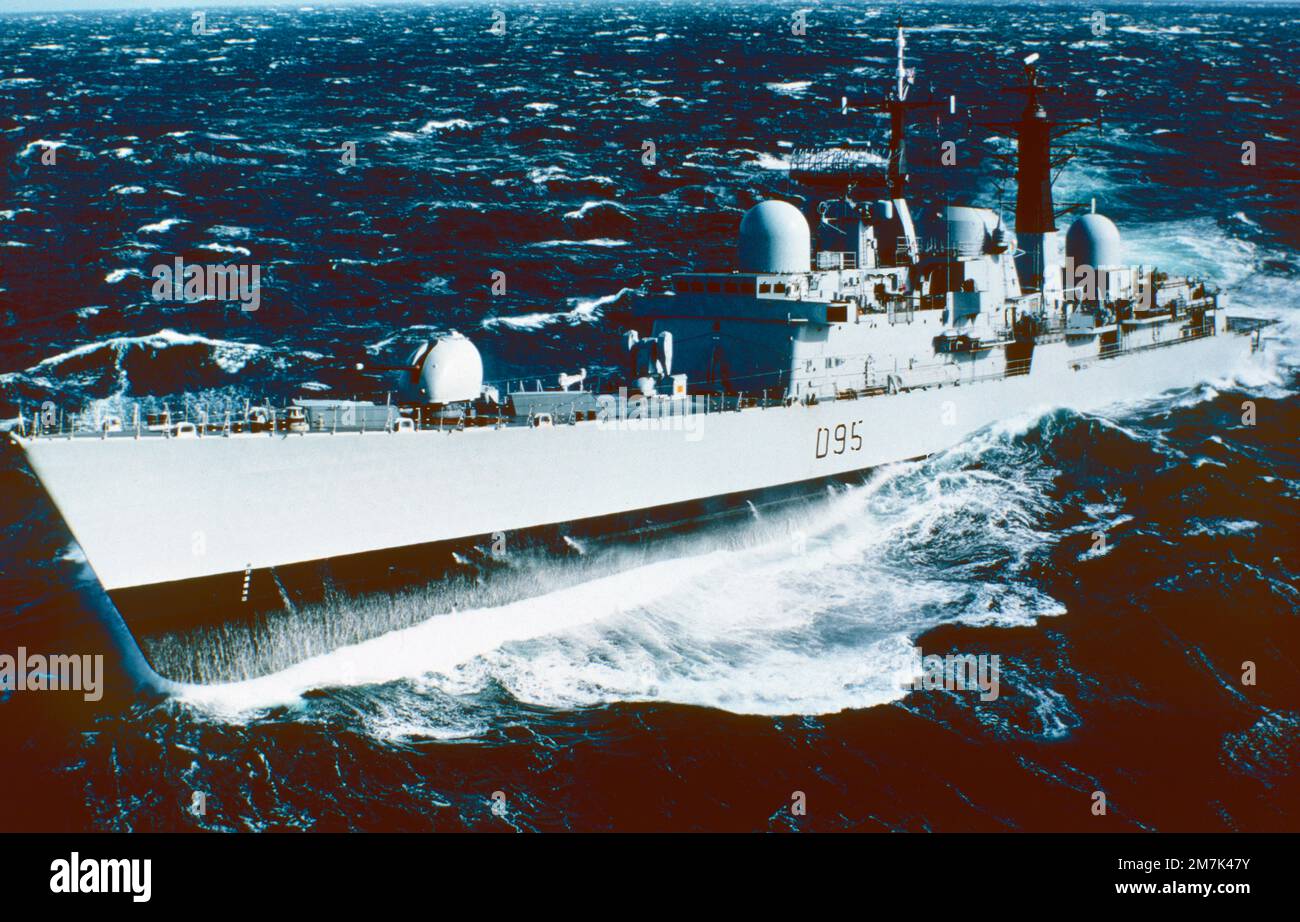 Le HMS Manchester était un destroyer de type 42 (lot 3) dans le 5th Escadrier Squadron de la Royal Navy du Royaume-Uni. Elle a été établie en 1978 chez Vickers Shipbuilding and Engineering, lancée en 1980, mise en service en 1982 et mise hors service le 24 février 2011. Son surnom était « Busy Bee », en référence au symbole de l'abeille de Manchester et l'emblème de l'abeille est également représenté sur l'écusson du navire. Banque D'Images