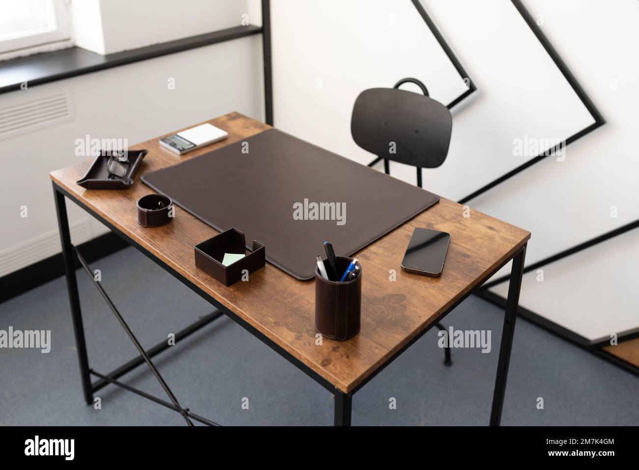 espace de bureau dans le bureau avec accessoires de papeterie en cuir et  bevar de couleur marron Photo Stock - Alamy