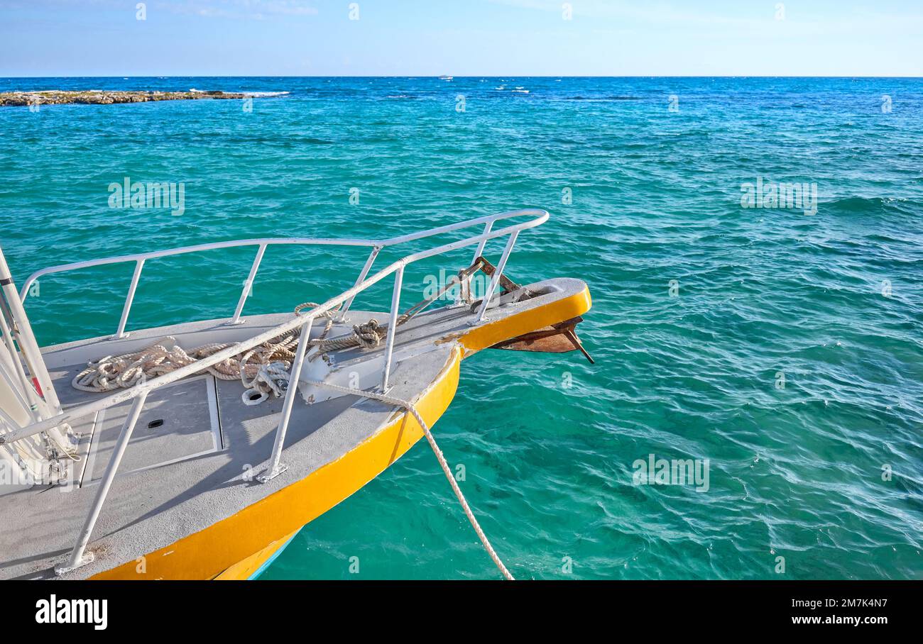 Gros plan sur un arc de bateau amarré. Banque D'Images