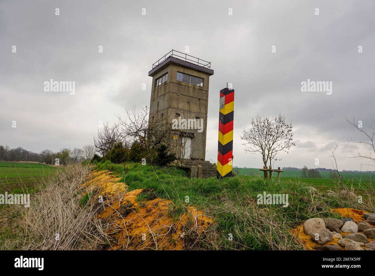 La tour historique de la frontière du GDR, une tour de guet près de Bleckede, Basse-Saxe, Allemagne. Banque D'Images