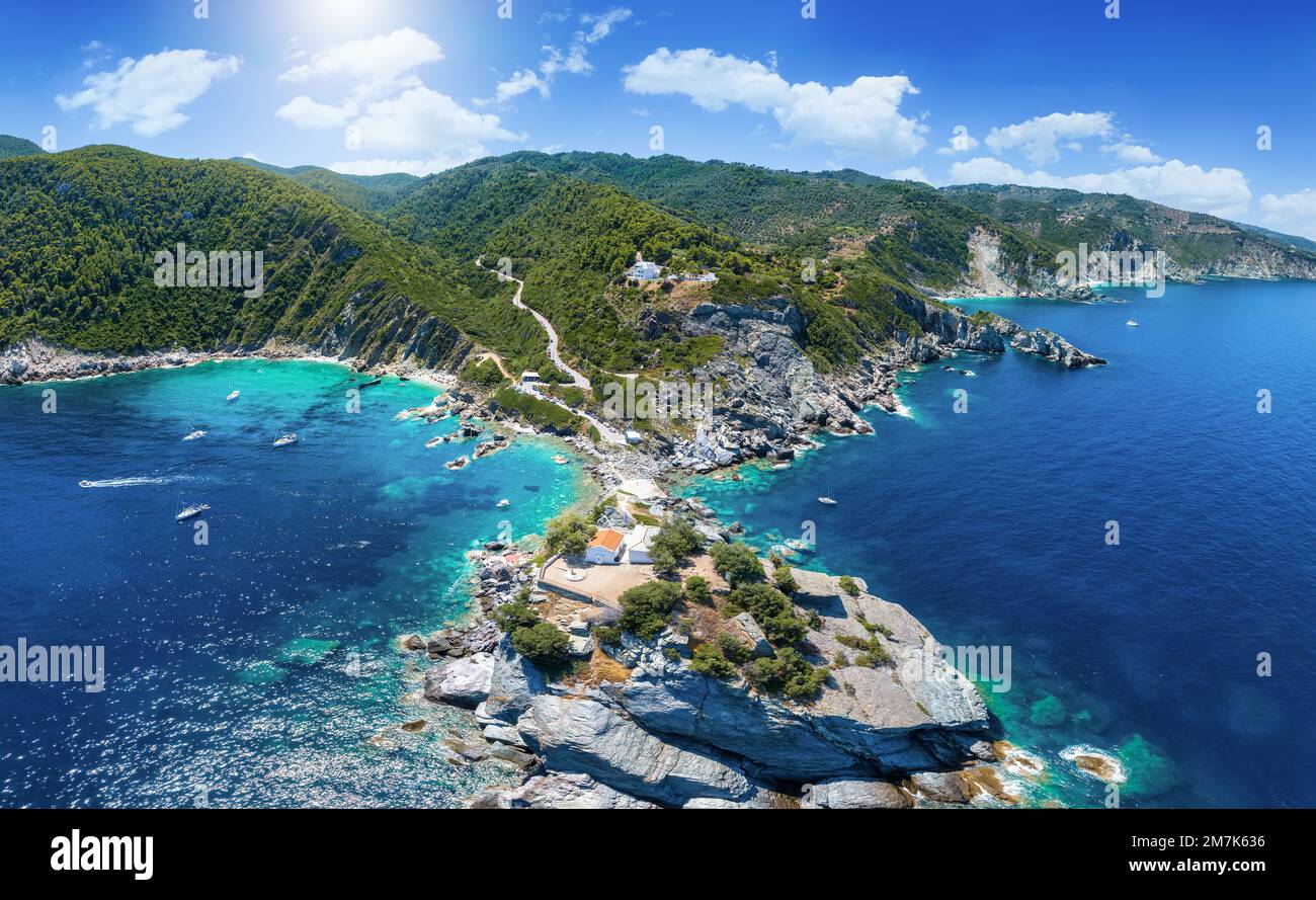 Vue panoramique aérienne sur la côte de l'île de Skopelos, Grèce Banque D'Images