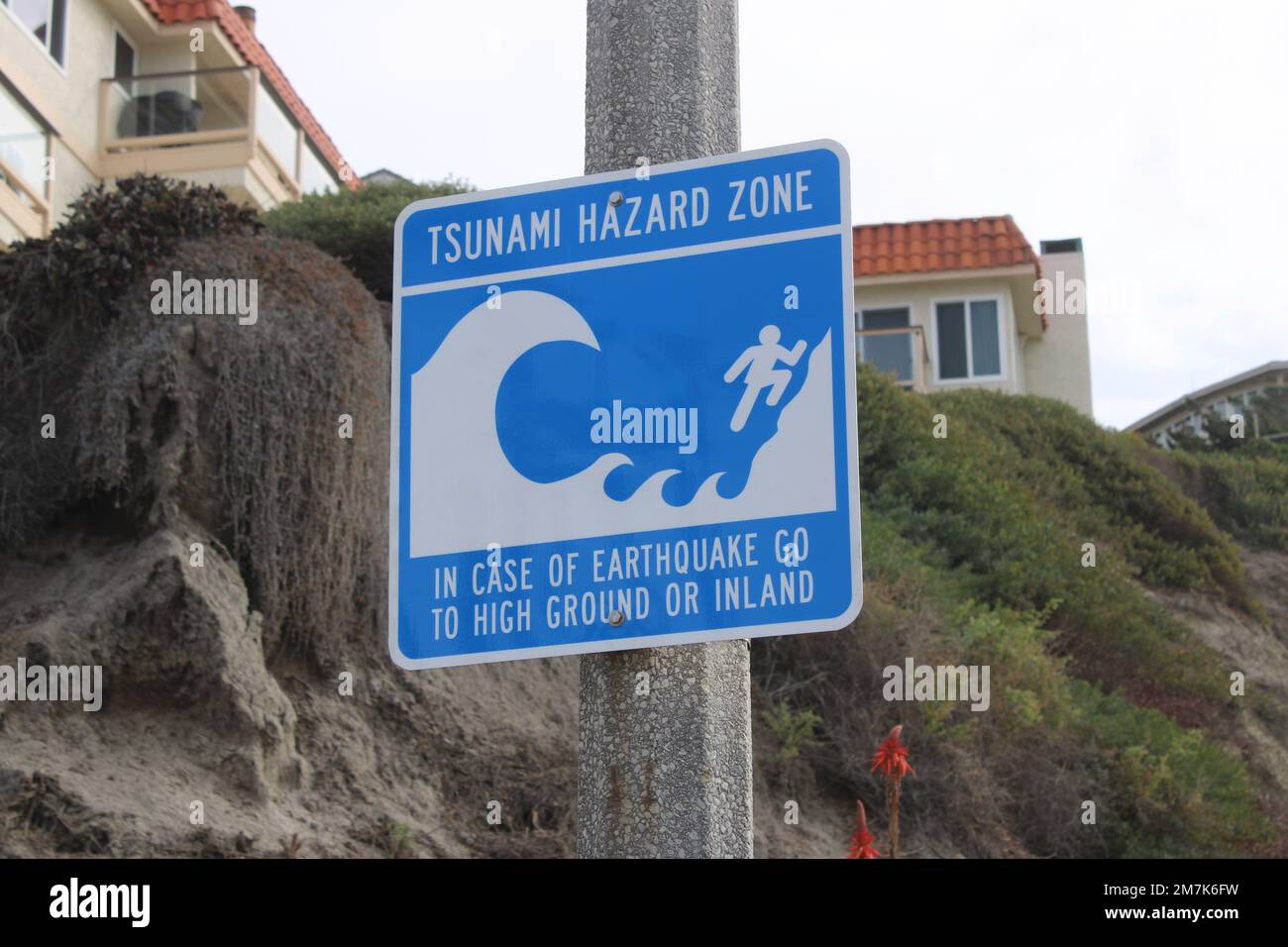 Panneaux d'avertissement de risque de tsunami près de la plage de Californie Banque D'Images
