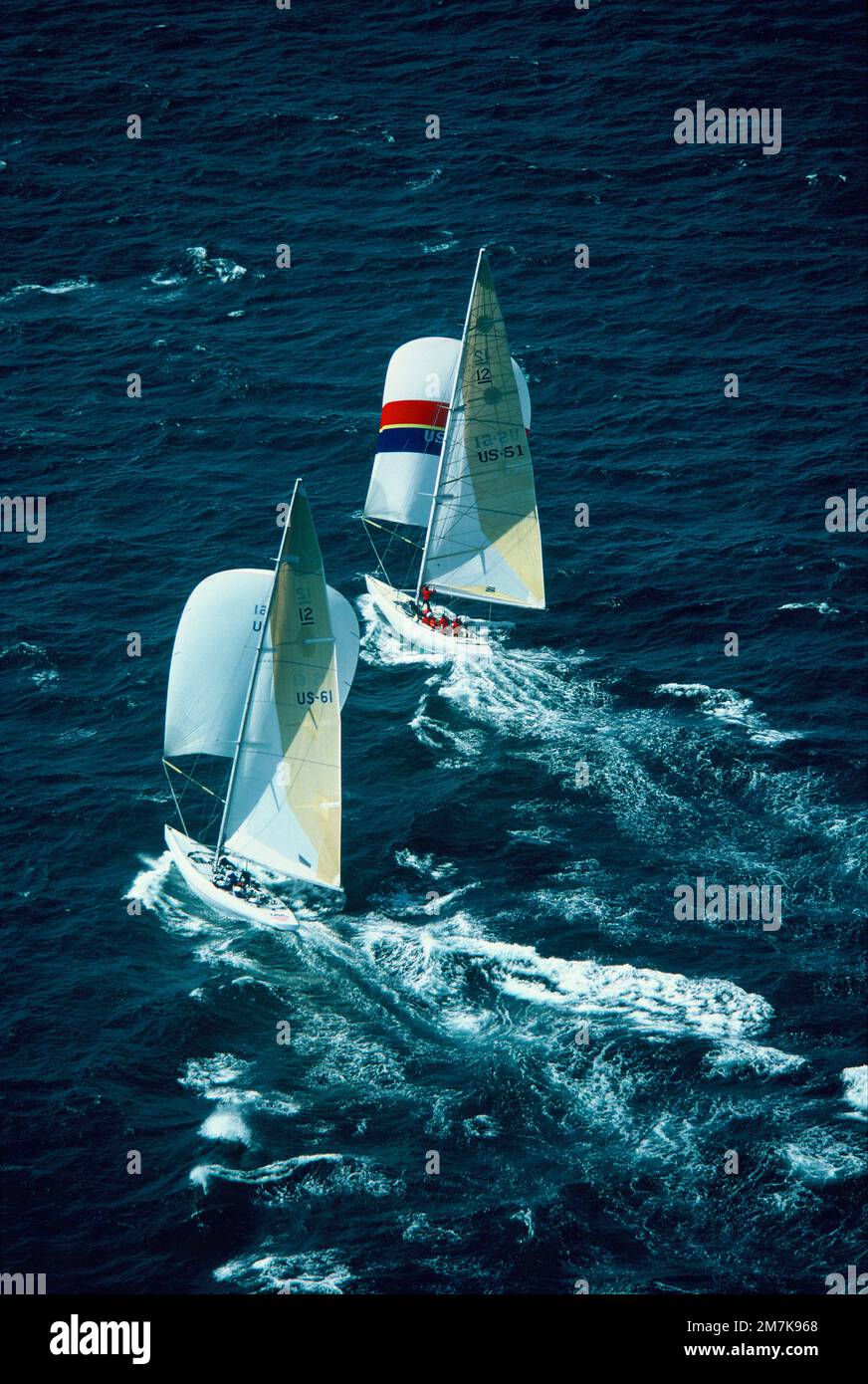 Australie. Fremantle. America's Cup Yacht Race. 1986. Vue arrière aérienne de deux yachts. Cœur de l'Amérique devant les États-Unis R-1. Banque D'Images