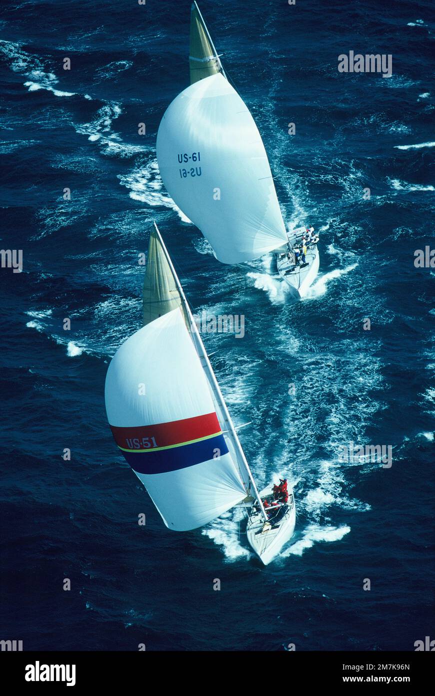 Australie. Fremantle. America's Cup Yacht Race. 1986. Vue aérienne de deux yachts. Cœur de l'Amérique devant les États-Unis R-1. Banque D'Images