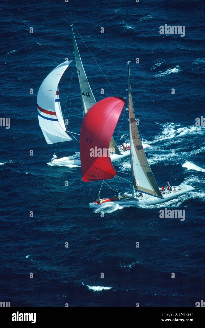 Australie. America's Cup Yacht Race. 1986. Vue aérienne de America II et French Kiss (avec spinnaker rouge). Banque D'Images
