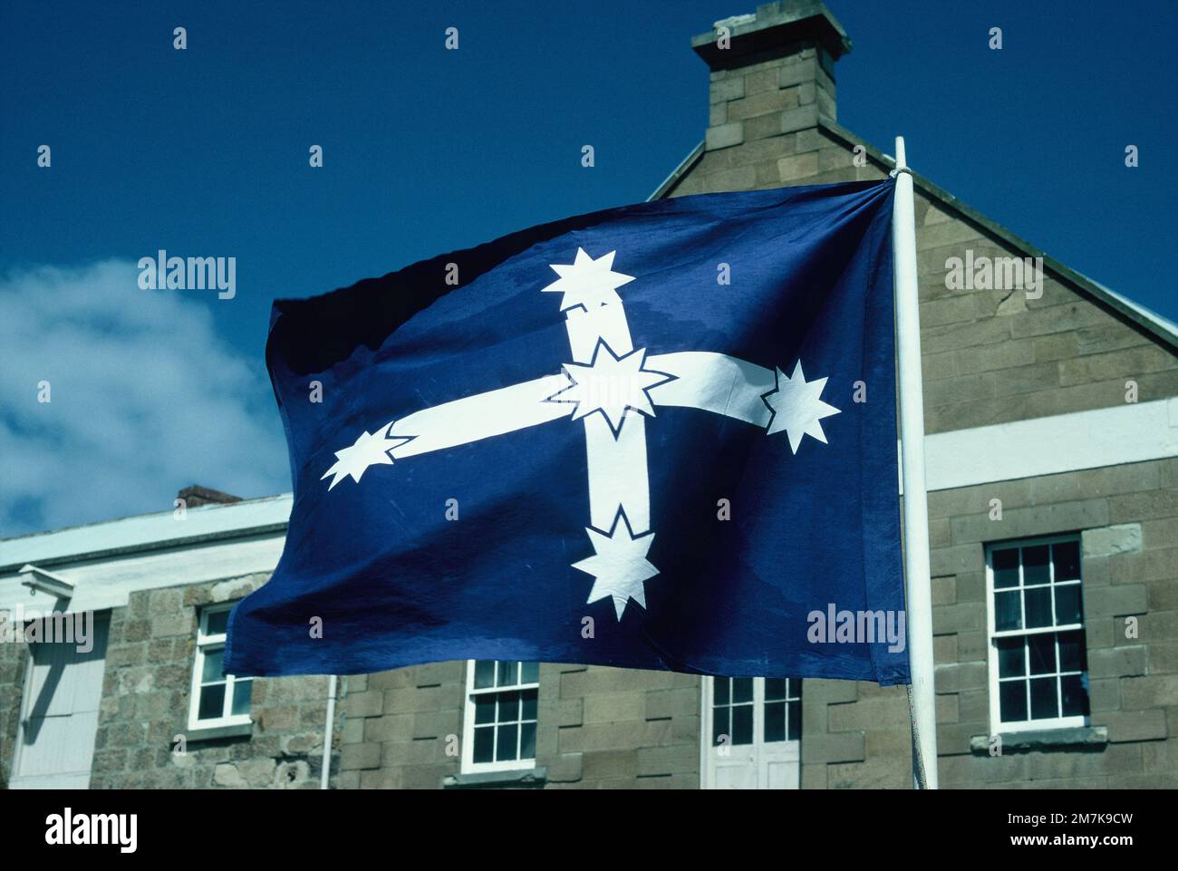 Drapeau Eureka de la Fédération australienne devant l'ancien bâtiment. Banque D'Images