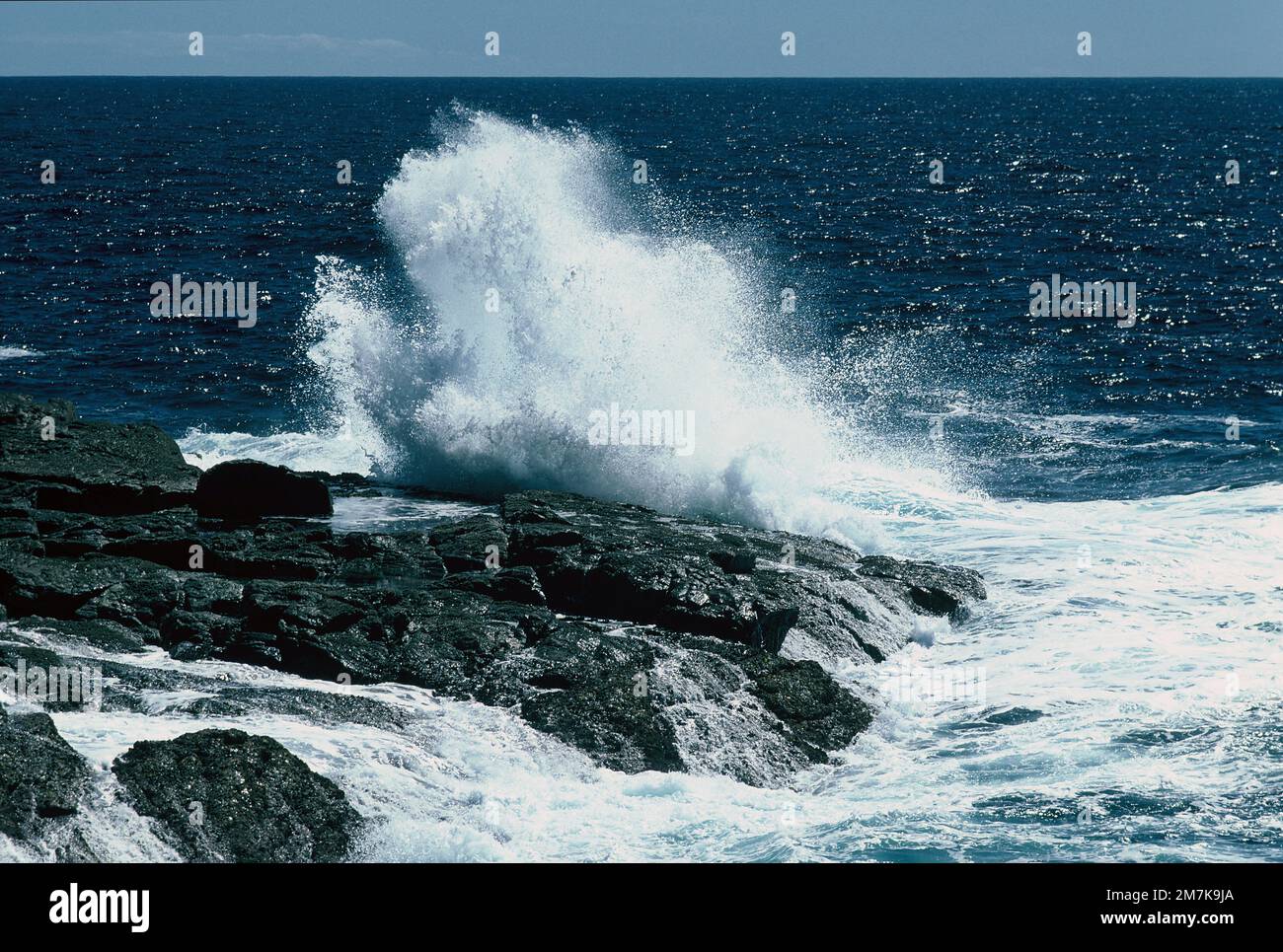 Australie occidentale. Côte de la région d'Albany. Vagues éclaboussant sur des rochers. Banque D'Images