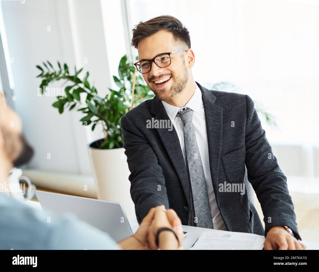 homme d'affaires transaction contrat poignée de main transaction agent commercial contrat signature document poignée de main Banque D'Images