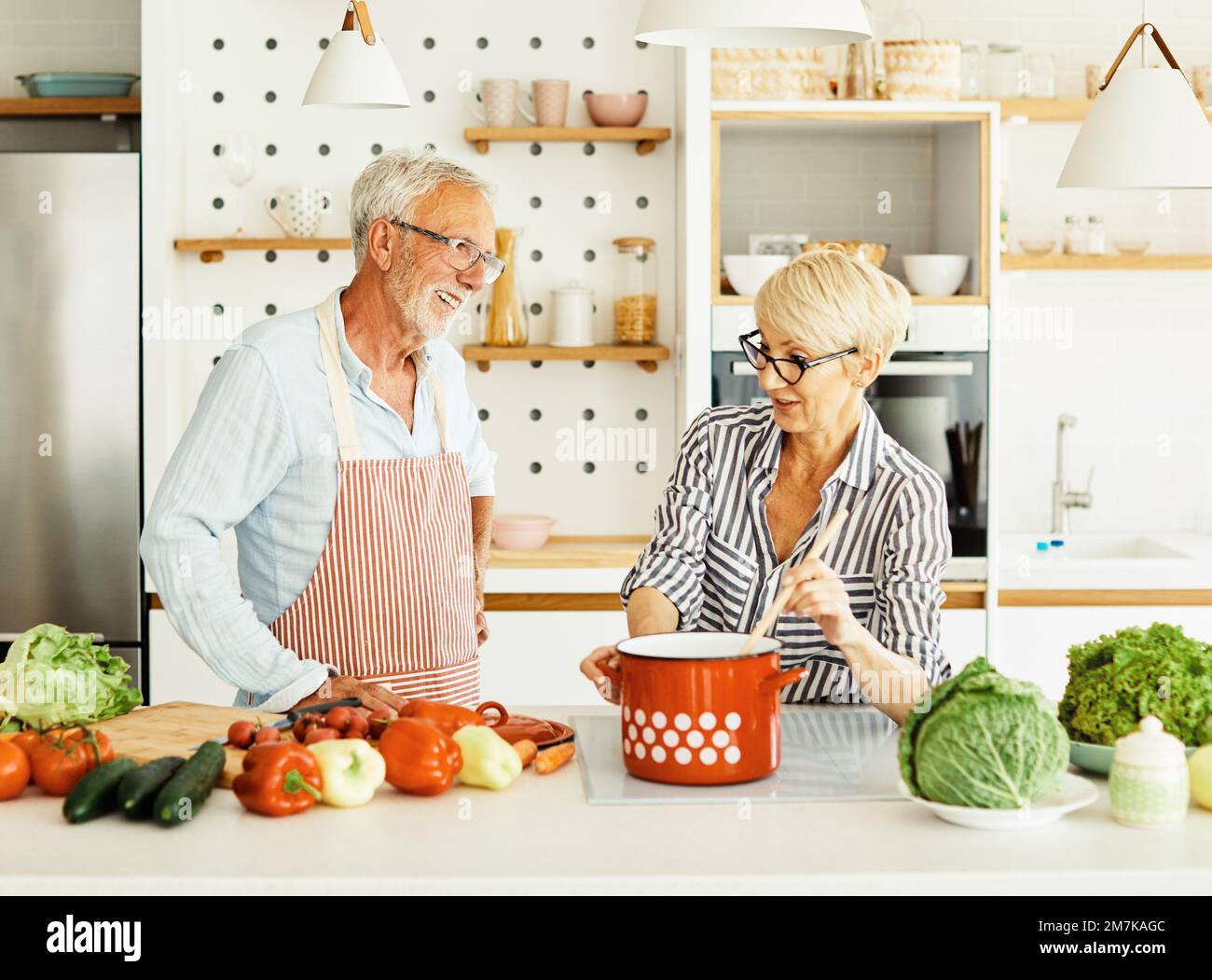 amour cuisine femme senior homme couple maison retraite heureux nourriture souriante mari femme ensemble personne Banque D'Images